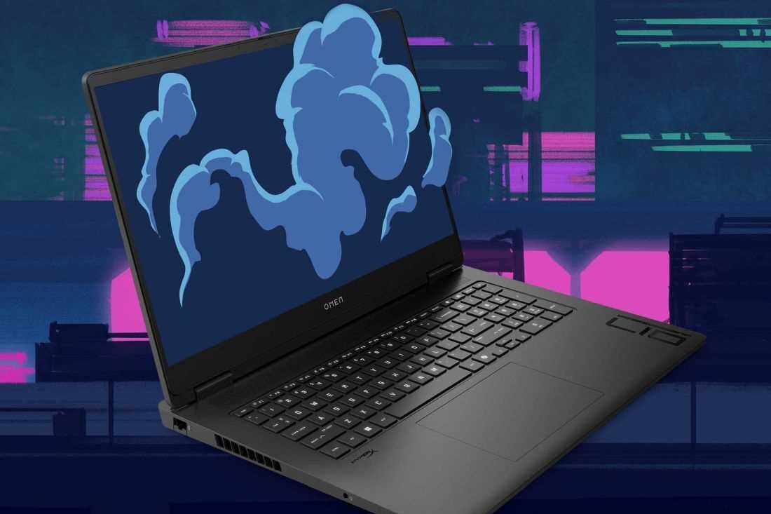 Laptop z otwartym ekranem, na którym widoczna jest grafika przedstawiająca niebieskie chmury na ciemnym tle. Na obudowie laptopa znajduje się logo \'omen\'.