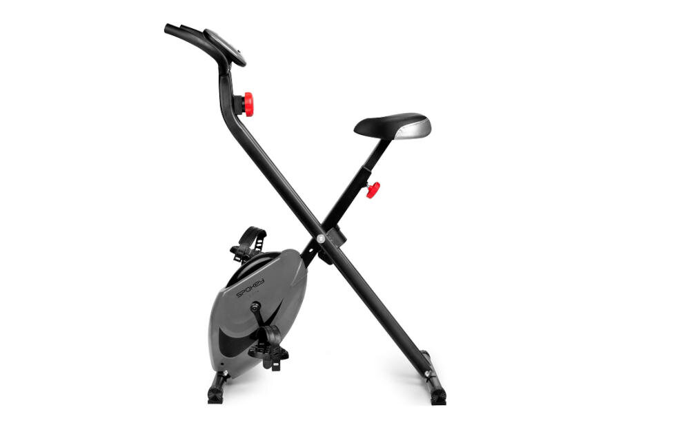 Na obrazie widoczny jest czarny rower magnetyczny z siodełkiem i pedałami. Na obudowie znajduje się napis \'SPOKEY\'.