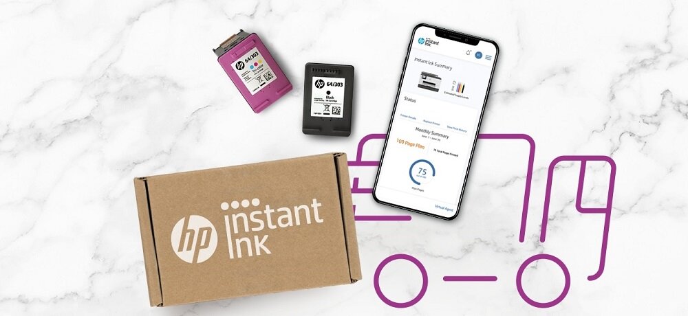 Na obrazie widoczne są dwa kartridże HP, kartonowe pudełko z napisem \'hp instant ink\' oraz smartfon z aplikacją pokazującą poziom tuszu. W tle znajduje się fioletowy zarys ciężarówki na marmurowym tle.