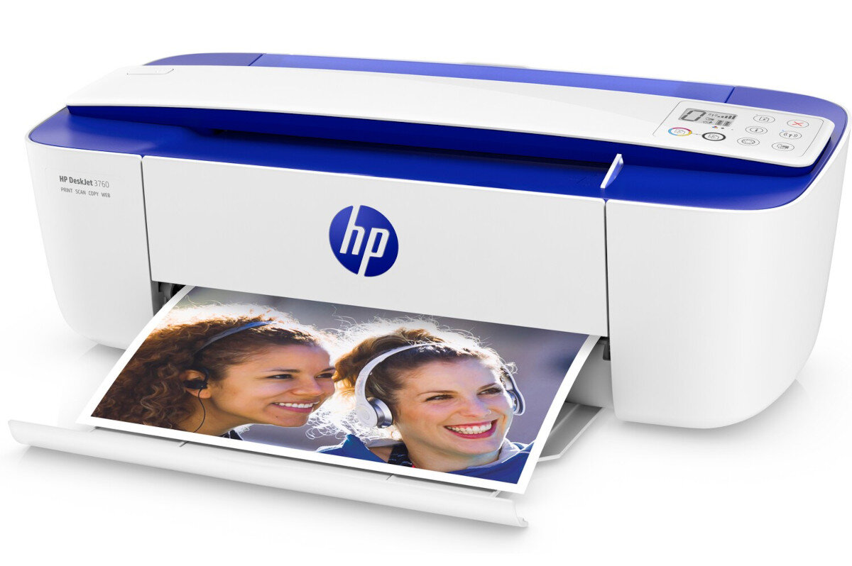Urządzenie wielofunkcyjne HP DeskJet 3760 z logo HP na przodzie drukuje kolorowe zdjęcie dwóch osób. Na obudowie widoczny jest napis \'HP DeskJet 3760 Print Scan Copy Web\'.