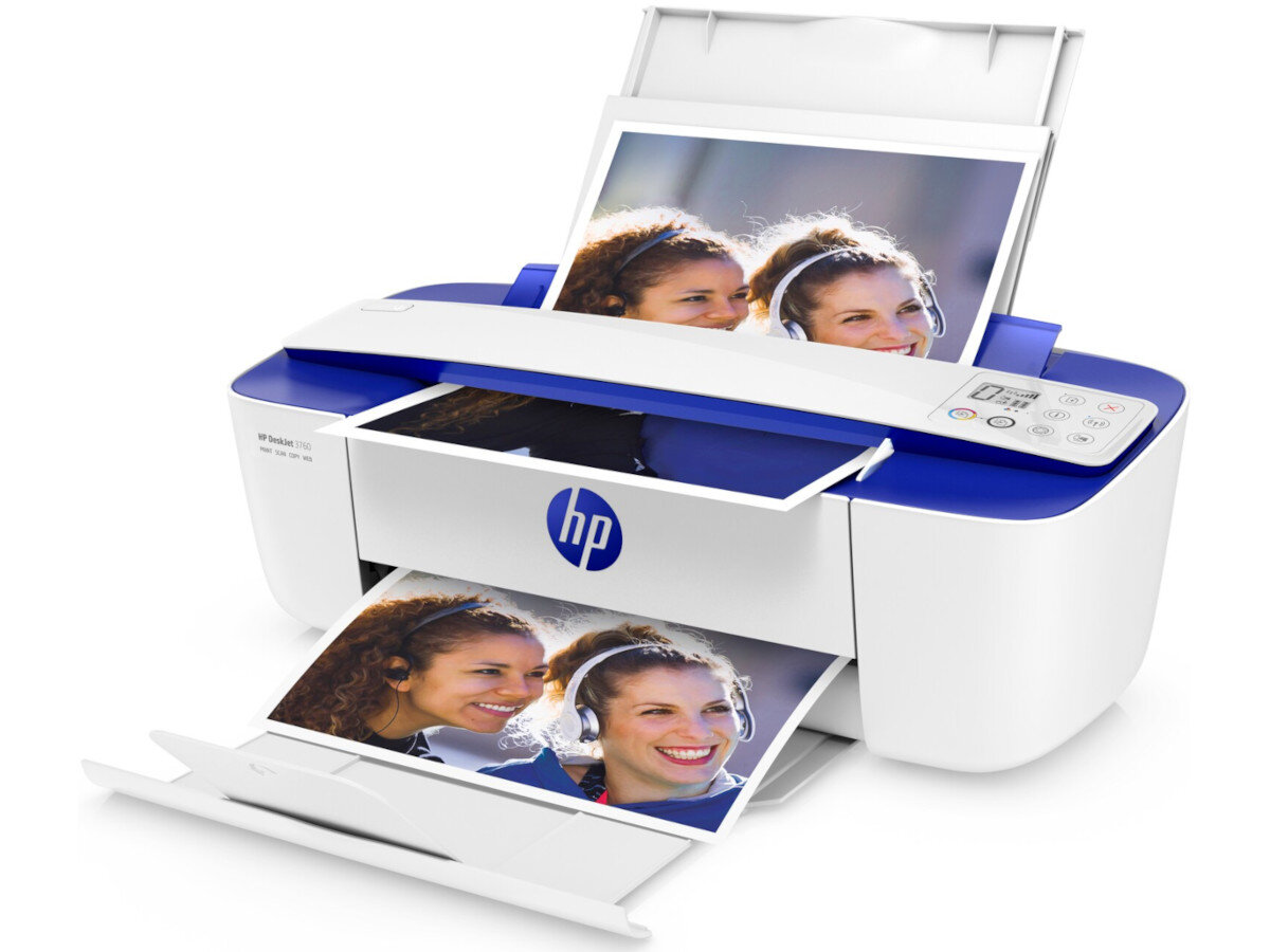 Urządzenie wielofunkcyjne z logo HP drukuje kolorowe zdjęcia. Na panelu sterowania widoczne są przyciski i mały wyświetlacz.