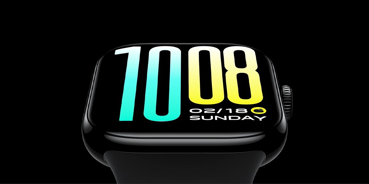 Zbliżenie na czarny smartwatch z bardzo dużymi cyframi godziny 10:08 na wyświetlaczu, podkreślające czytelność ekranu.