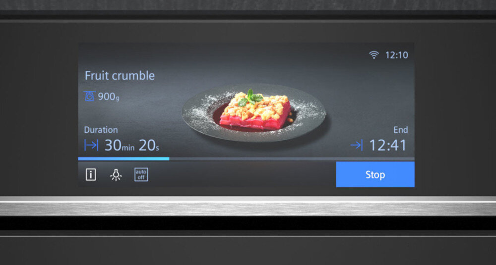 PIEKARNIK SIEMENS HB778G3B1 Zbliżenie wyświetlacza piekarnika Siemens z aktywnym programem pieczenia deseru oraz informacjami o czasie i ustawieniach pracy TFT Touchdisplay Pro kolorowy ekran dotykowy intuicyjna obsługa wygodna nawigacja