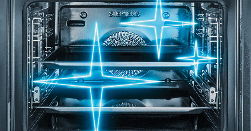 PIEKARNIK SIEMENS HB778G3B1 Wnętrze piekarnika z niebieską wizualizacją rozchodzenia się ciepła między poziomami. Grafika podkreśla równomierne pieczenie na kilku blachach jednocześnie activeClean piroliza samoczyszczenie piekarnika automatyczne czyszczenie łatwa konserwacja