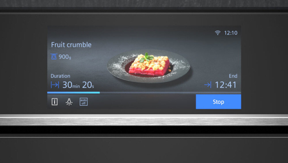 PIEKARNIK SIEMENS CM778GNB1B Zbliżenie wyświetlacza piekarnika Siemens z aktywnym programem pieczenia deseru oraz informacjami o czasie i ustawieniach pracy TFT Touchdisplay Pro kolorowy ekran dotykowy intuicyjna obsługa wygodna nawigacja