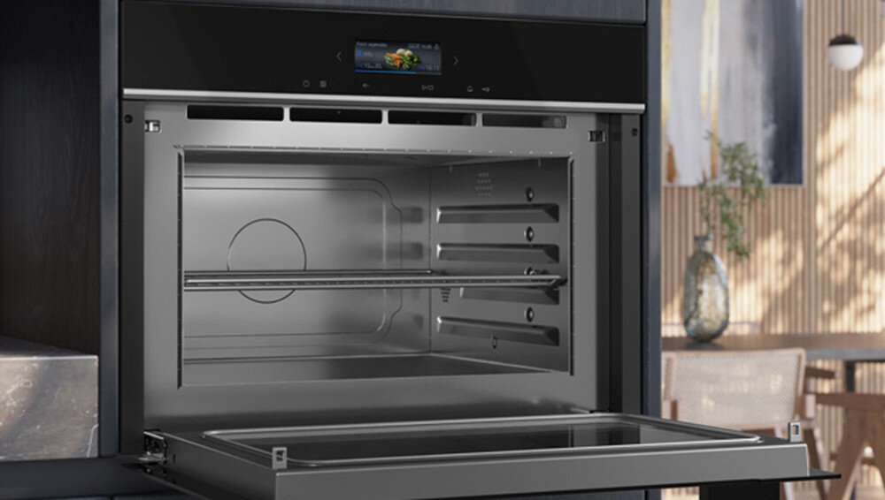KUCHNIA MIKROFALOWA SIEMENS CE732GXB1 Otwarta mikrofalówka Siemens z przestronną komorą ze stali nierdzewnej. Widoczne prowadnice i ruszt do przygotowywania potraw cookControl Plus automatyczne programy inteligentne gotowanie automatyczne ustawienia