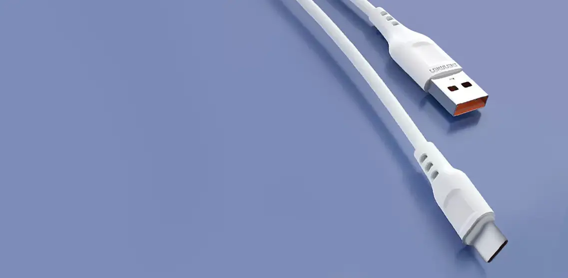 Na obrazie widoczny jest biały kabel z końcówkami USB i USB-C na niebieskim tle. Na wtyczce USB znajduje się napis \'DENMEN\'.