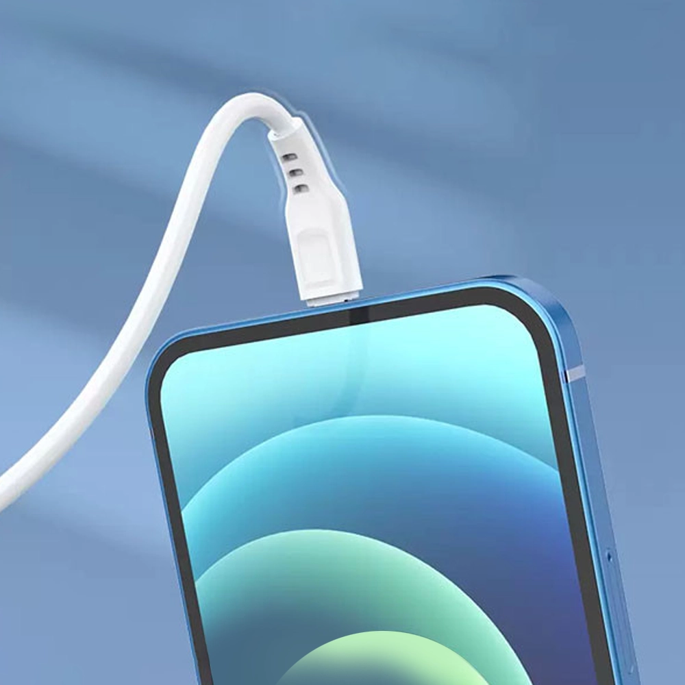 Na obrazie widać biały kabel USB podłączony do niebieskiego smartfona z zaokrąglonymi rogami ekranu. Tło jest w odcieniach niebieskiego.