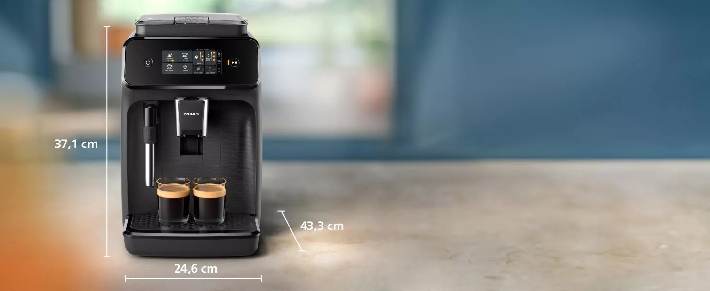 Na obrazie widoczny jest czarny ekspres do kawy z logo PHILIPS, z dwoma filiżankami kawy na tacy. Obok ekspresu podane są wymiary: 37,1 cm wysokości, 24,6 cm szerokości i 43,3 cm głębokości.