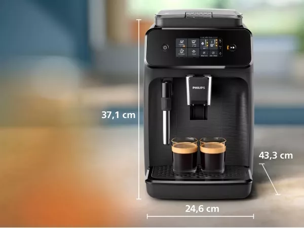 Na obrazie widoczny jest czarny ekspres do kawy z logo PHILIPS, z wyświetlaczem i dwoma filiżankami kawy na tacy ociekowej. Obok ekspresu podane są wymiary: 37,1 cm wysokości, 24,6 cm szerokości i 43,3 cm głębokości.