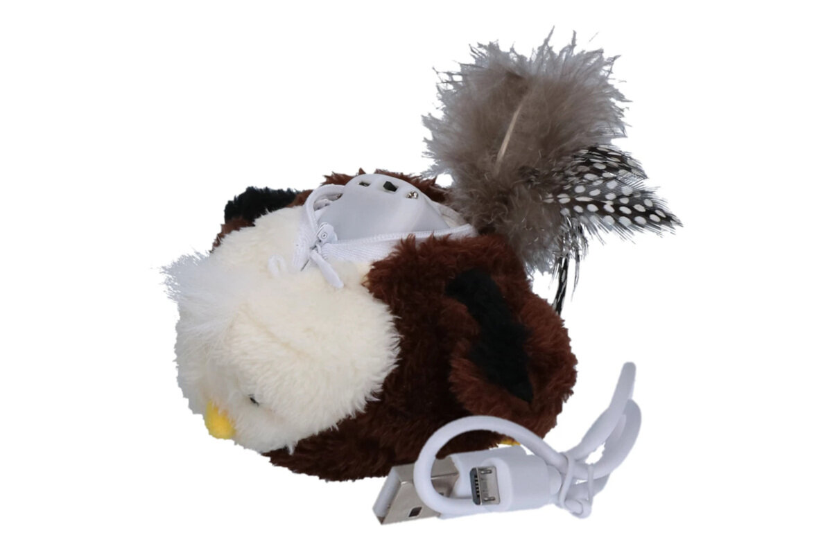 Zabawka ROBOCAT ROBO030 Eagle brązowo-biały zdjęcie przedstawia pluszowego orła na białym tle leżącego na brzuchu na plecach odpięty zamek z widocznym mechanizmem do włączania urządzenia kabel micro-USB dynamiczny ruch skrzydeł dźwięki ptaków Madnip 3 tryby pracy wbudowany akumulator