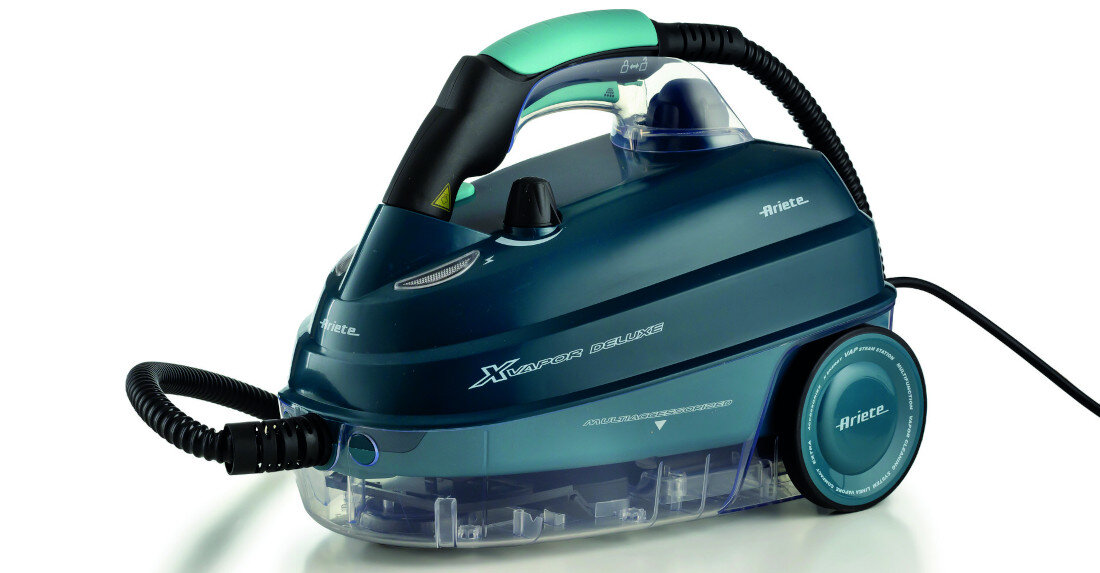 Na zdjęciu widoczna jest parownica w kolorze ciemnoniebieskim z zielonym uchwytem, z napisem \'Xvapor Deluxe\' oraz logo \'Ariete\'. Urządzenie ma przezroczysty zbiornik na wodę i dwa koła z boku.