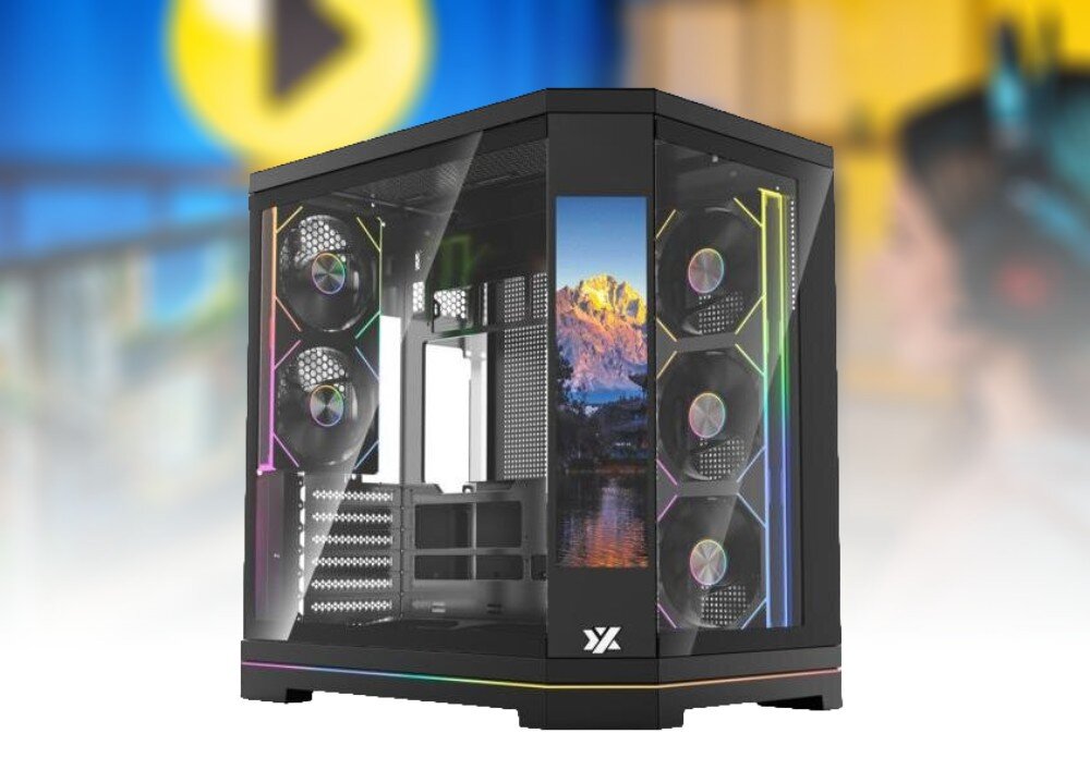 Obudowa komputera z przezroczystymi panelami, widocznymi wentylatorami z podświetleniem RGB i wyświetlaczem z krajobrazem górskim. Na dole obudowy znajduje się logo producenta w formie stylizowanej litery \'Y\'.