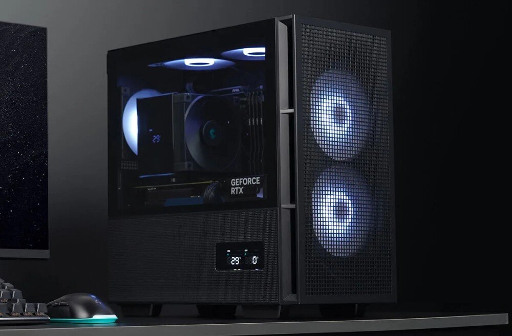 Obraz przedstawia komputer stacjonarny z przezroczystym panelem bocznym, przez który widać podświetlone wentylatory i komponenty. Na obudowie widoczny jest napis \'GEFORCE RTX\'.