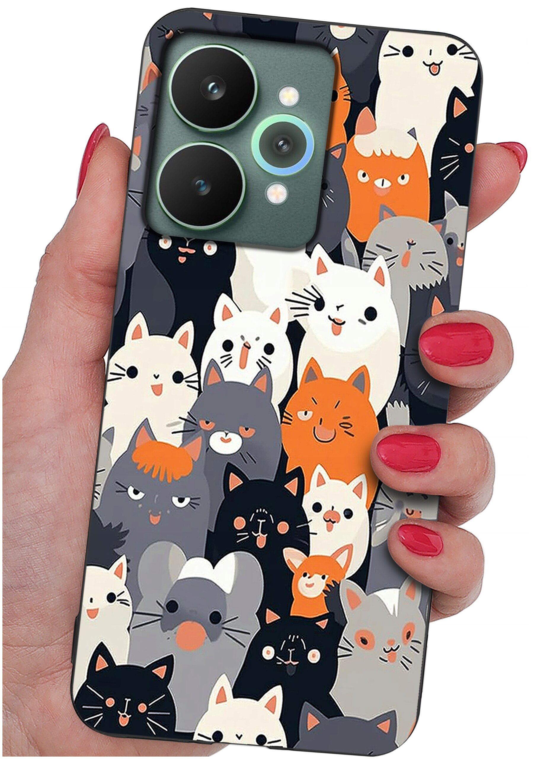 Etui na telefon z kolorowym wzorem przedstawiającym różne koty, trzymane w dłoni z pomalowanymi na czerwono paznokciami.