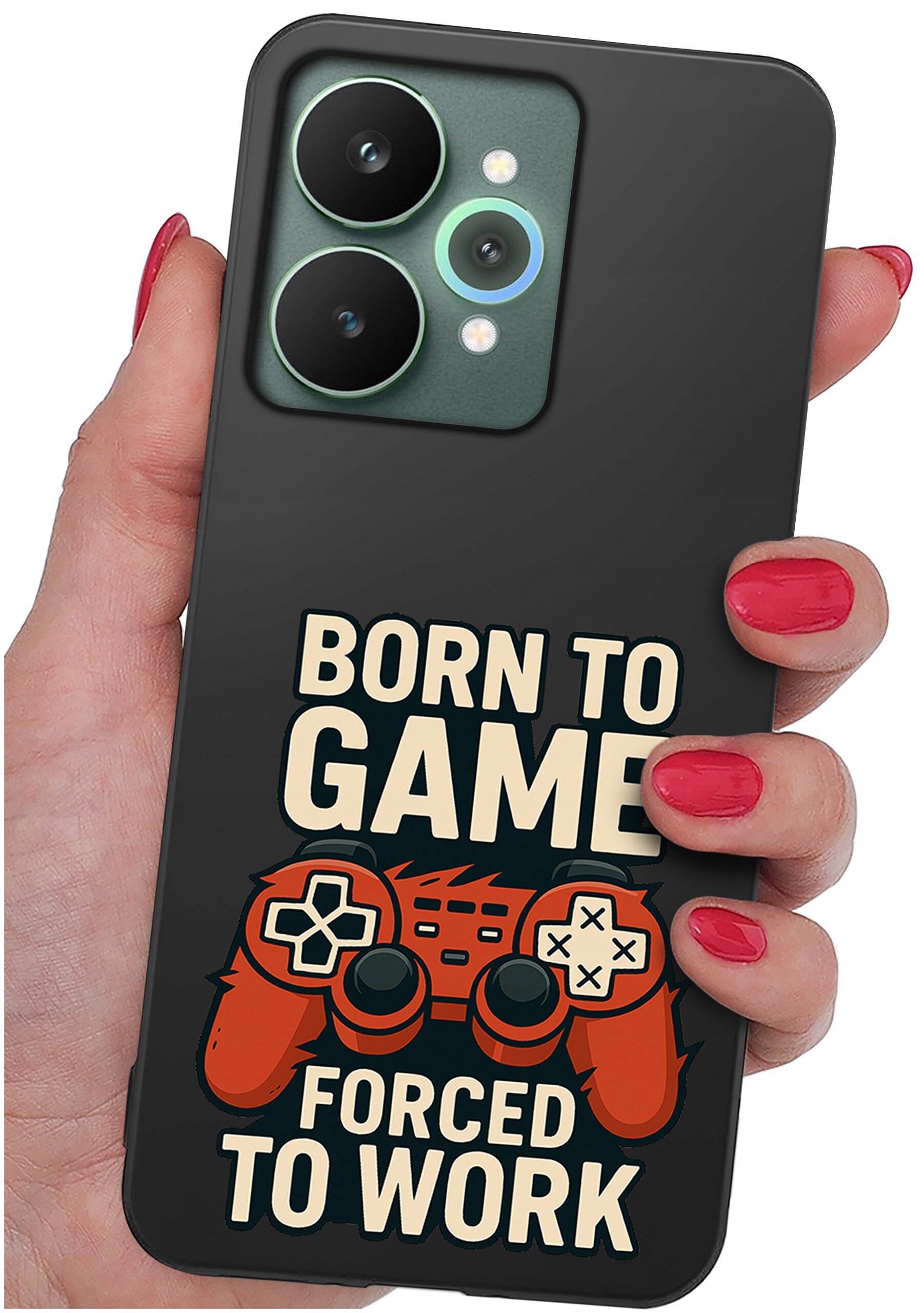 Osoba trzyma telefon z etui, na którym widnieje napis \'BORN TO GAME FORCED TO WORK\' oraz grafika kontrolera do gier.