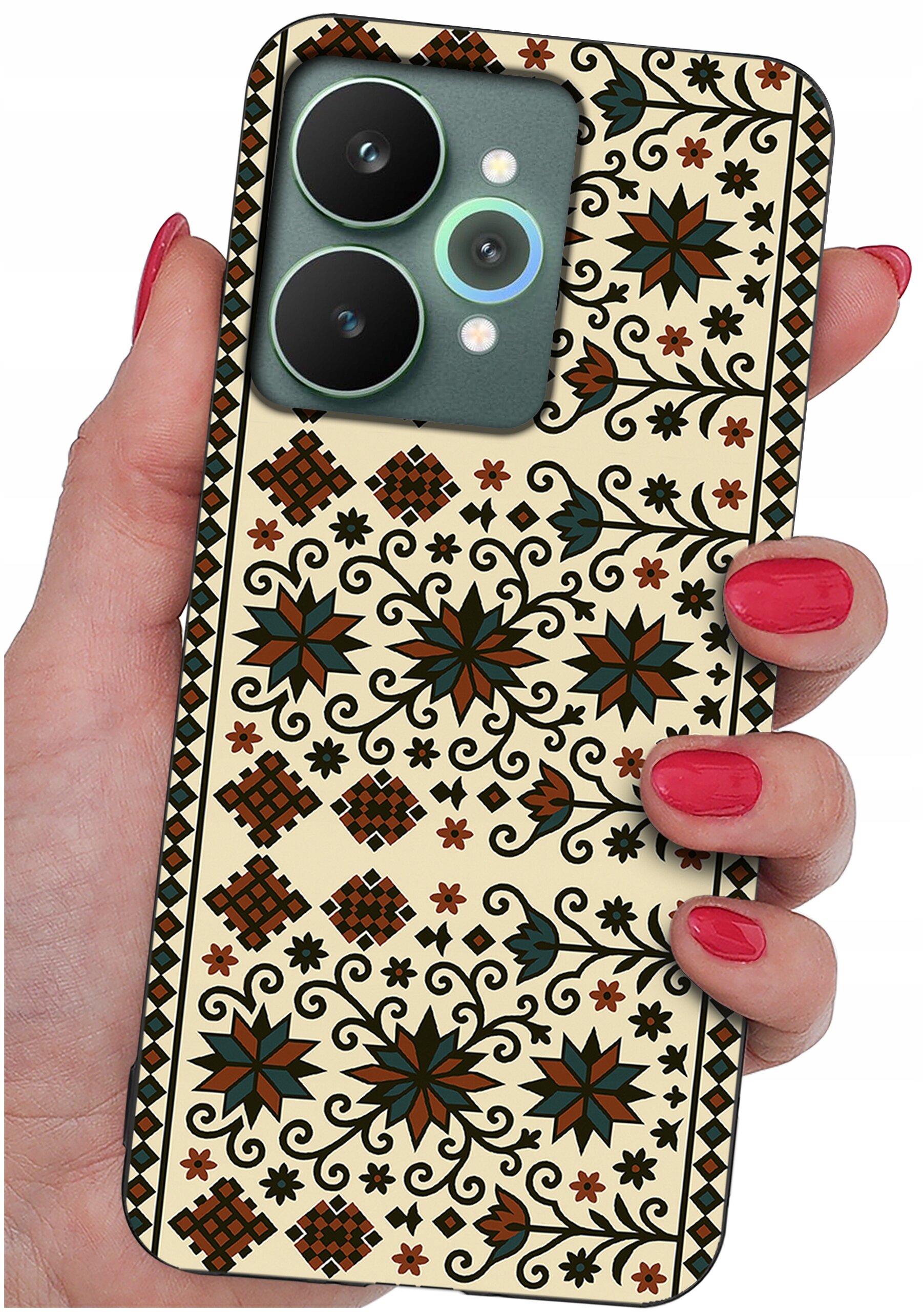 Etui na telefon z wzorem w stylu etnicznym, trzymane w dłoni z pomalowanymi na czerwono paznokciami. Wzór składa się z geometrycznych i kwiatowych motywów w kolorach brązu, zieleni i czerni na beżowym tle.