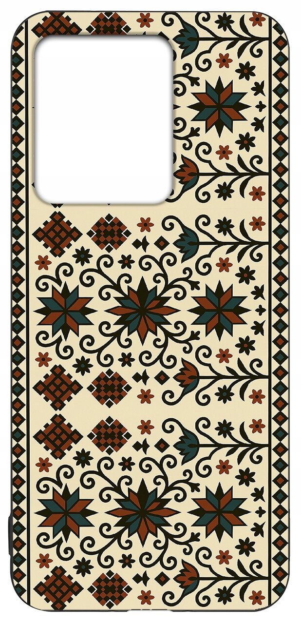 Etui na telefon z wzorem w stylu folkowym, zawierającym geometryczne i kwiatowe motywy w kolorach czarnym, brązowym i zielonym na jasnym tle. Wycięcie na aparat znajduje się w górnej części etui.