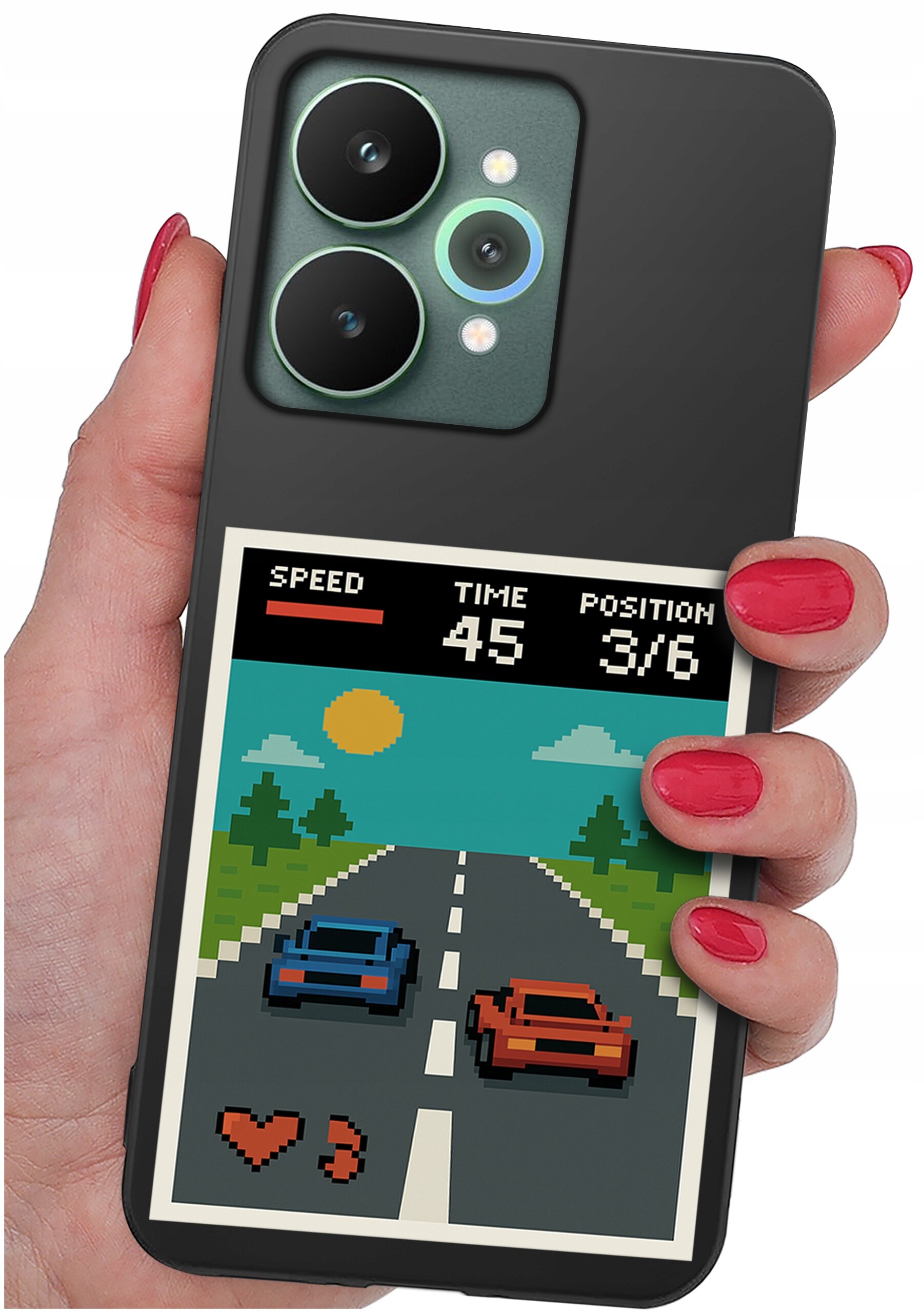 Osoba trzyma telefon z etui, na którym widoczna jest grafika przedstawiająca pikselową grę wyścigową z dwoma samochodami na drodze. Na górze grafiki widnieją napisy: \'SPEED\', \'TIME 45\', \'POSITION 3/6\'.