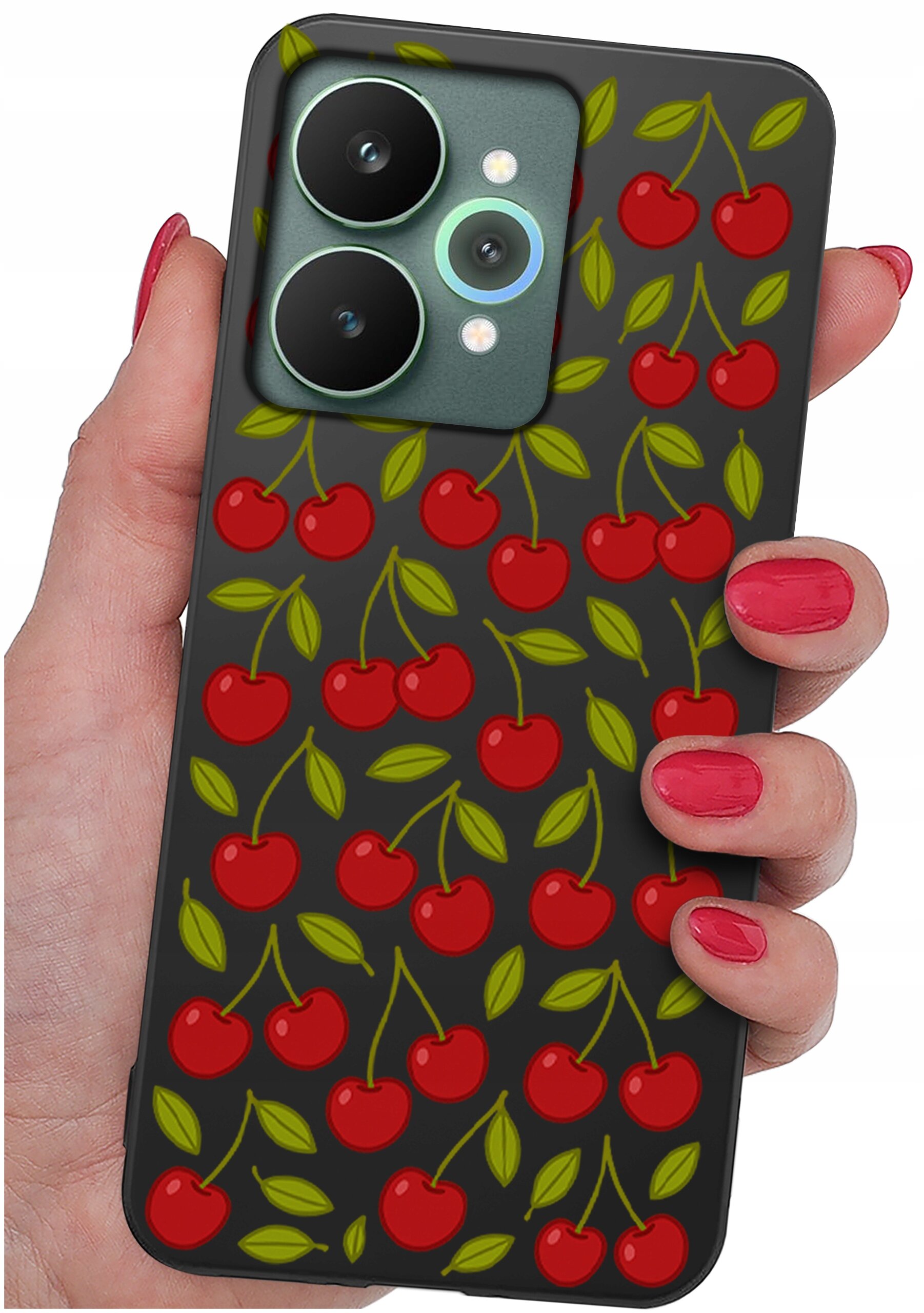 Etui na telefon z wzorem czerwonych wiśni i zielonych liści na ciemnym tle, trzymane w dłoni z pomalowanymi na czerwono paznokciami.