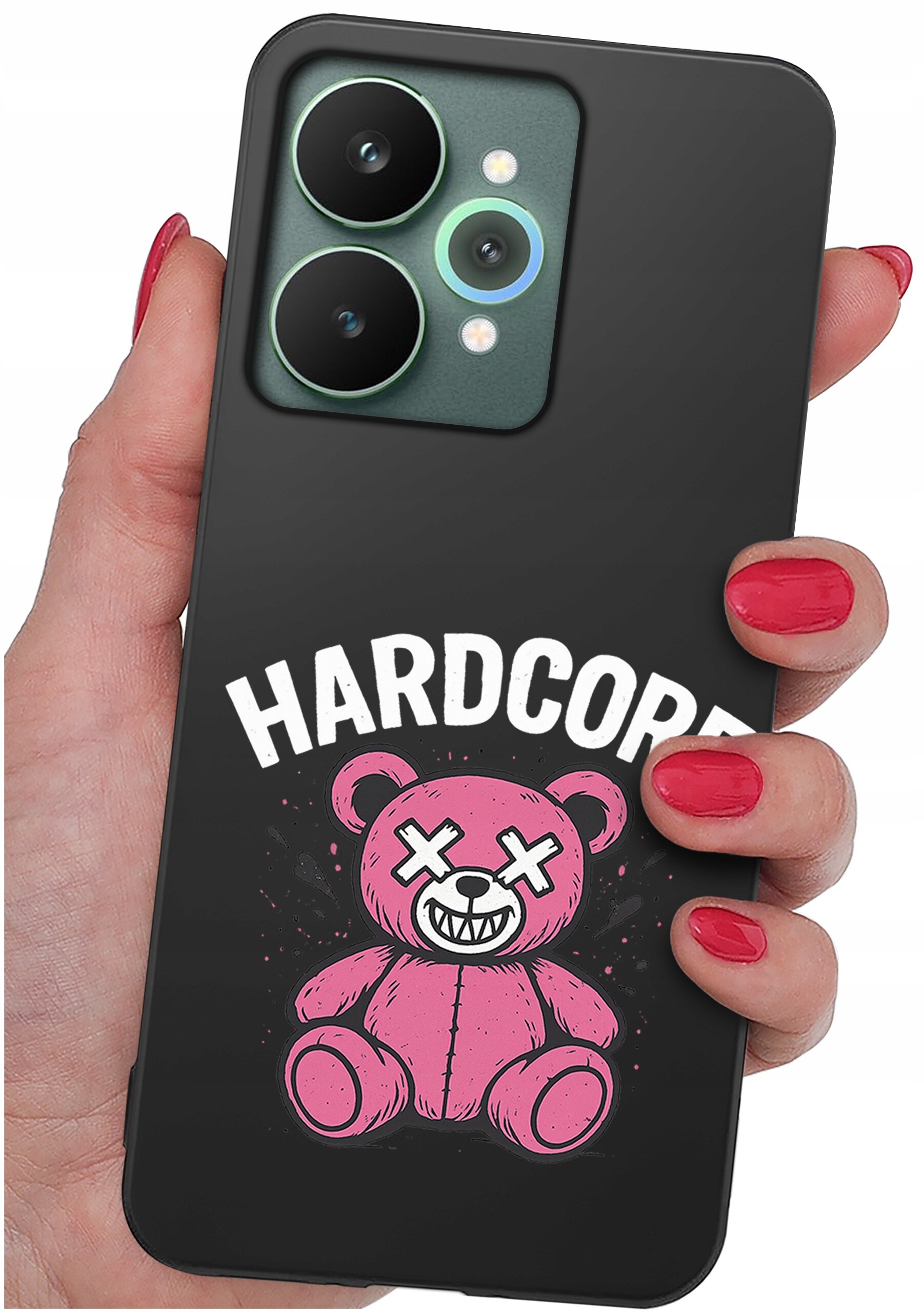 Czarna obudowa telefonu z różowym misiem o skrzyżowanych oczach i napisem \'HARDCORE\'. Obudowa jest trzymana w dłoni z pomalowanymi na czerwono paznokciami.