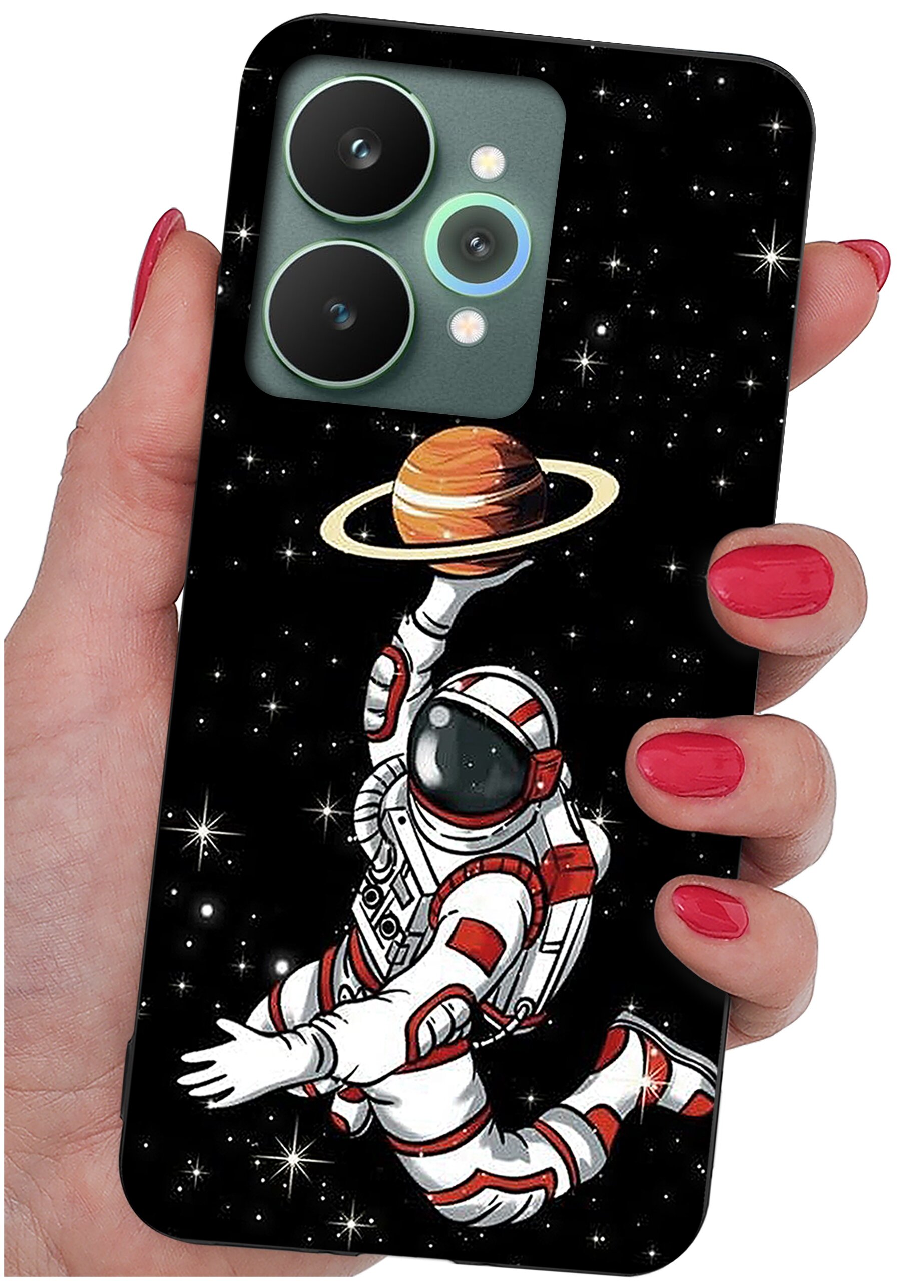 Etui na telefon z grafiką przedstawiającą astronautę unoszącego planetę z pierścieniami na tle gwiazd. Etui trzymane jest w dłoni z pomalowanymi na czerwono paznokciami.