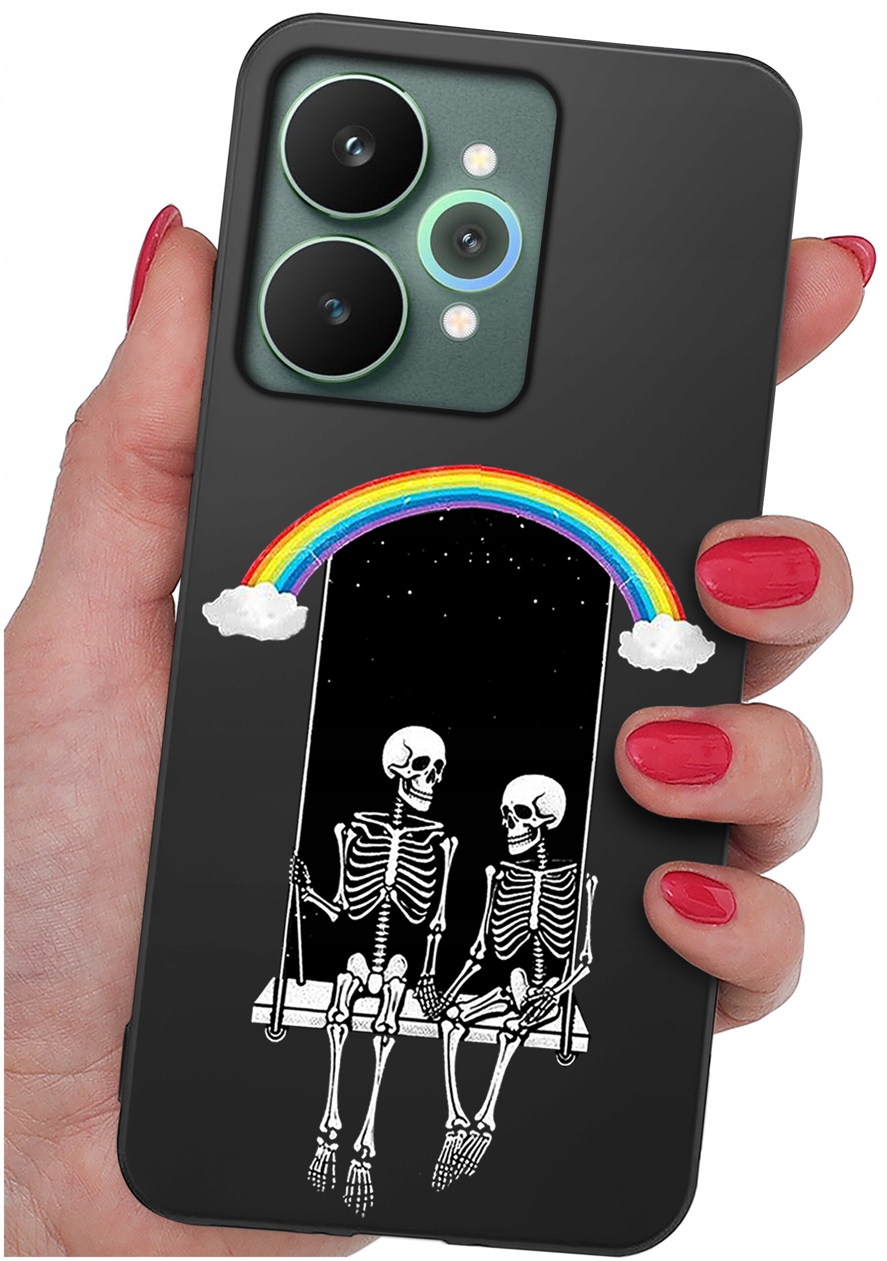 Czarne etui na telefon z grafiką przedstawiającą dwa szkielety siedzące na huśtawce pod tęczą. Etui trzymane jest w dłoni z pomalowanymi na czerwono paznokciami.