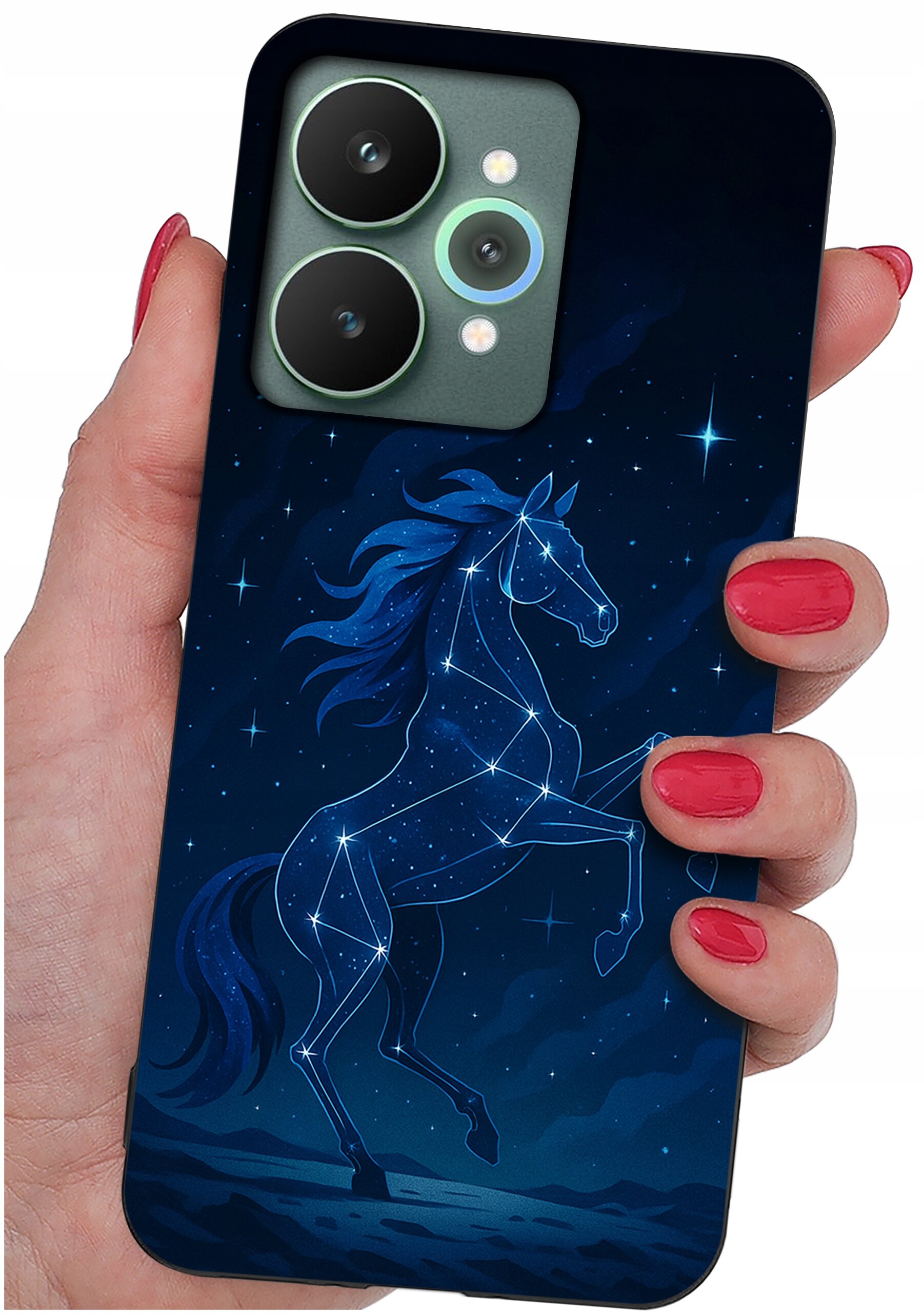 Etui na telefon z motywem konstelacji konia na tle nocnego nieba, trzymane w dłoni z czerwonymi paznokciami.
