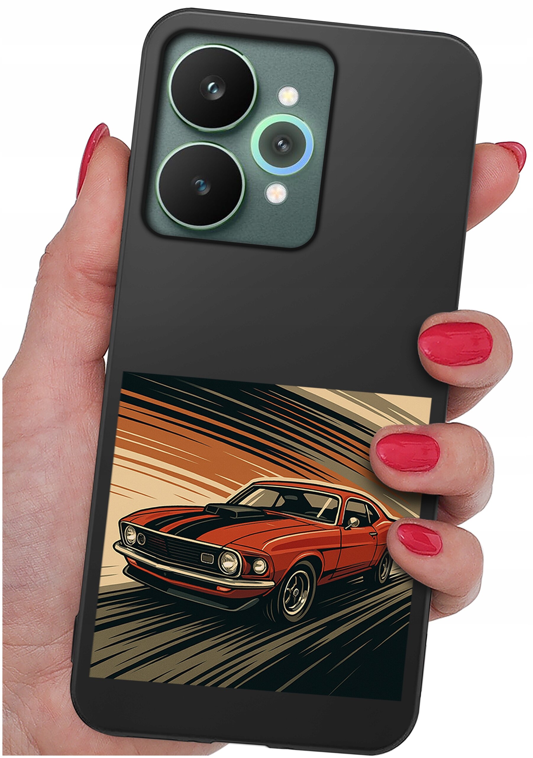 Osoba trzyma telefon w czarnym etui z grafiką przedstawiającą czerwony samochód sportowy na tle dynamicznych linii. Etui jest silikonowe i matowe, z wycięciem na aparat z trzema obiektywami.