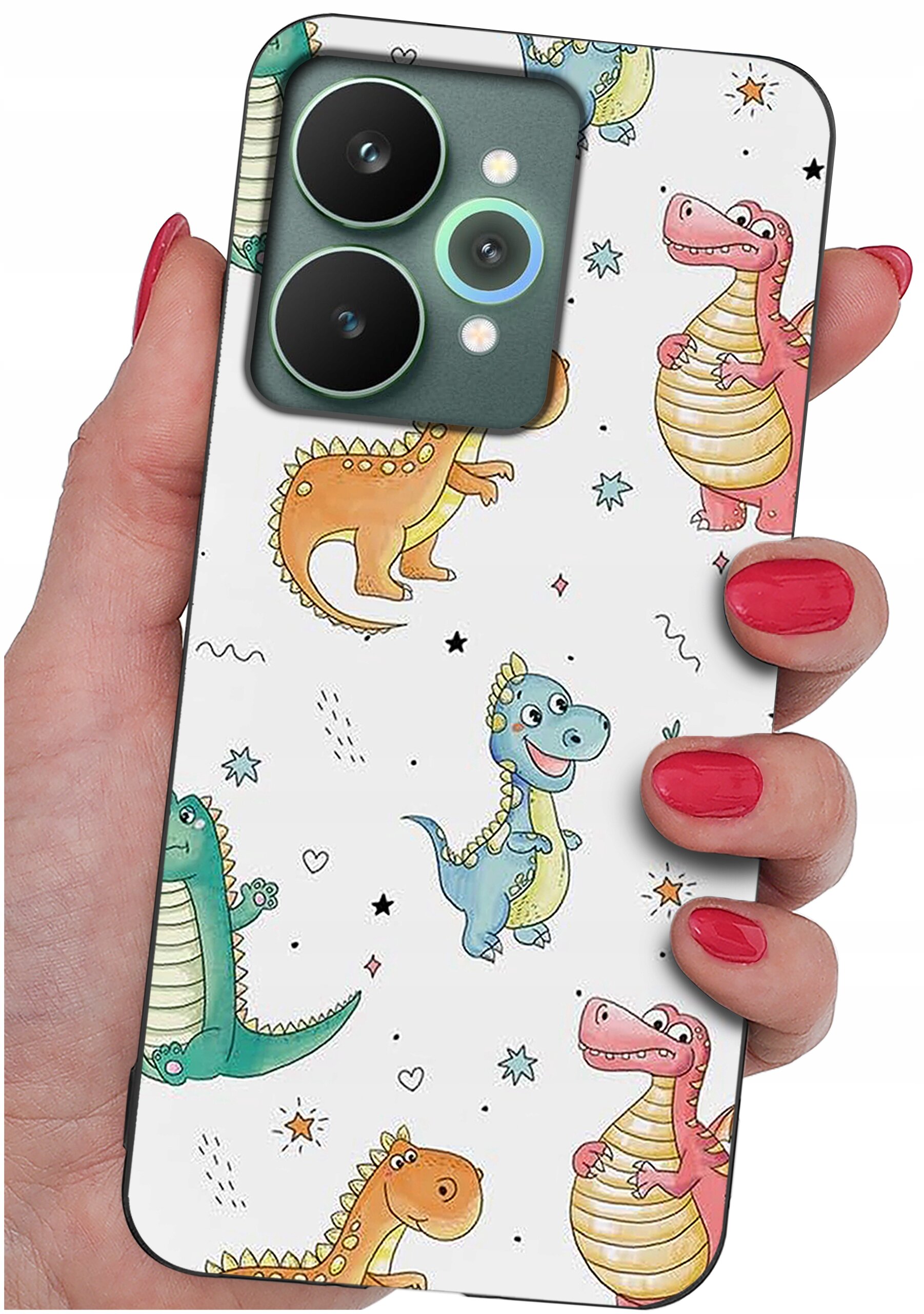 Etui na telefon z kolorowymi rysunkami dinozaurów trzymane w dłoni z pomalowanymi na czerwono paznokciami. Etui ma matowe wykończenie i wycięcia na aparat.