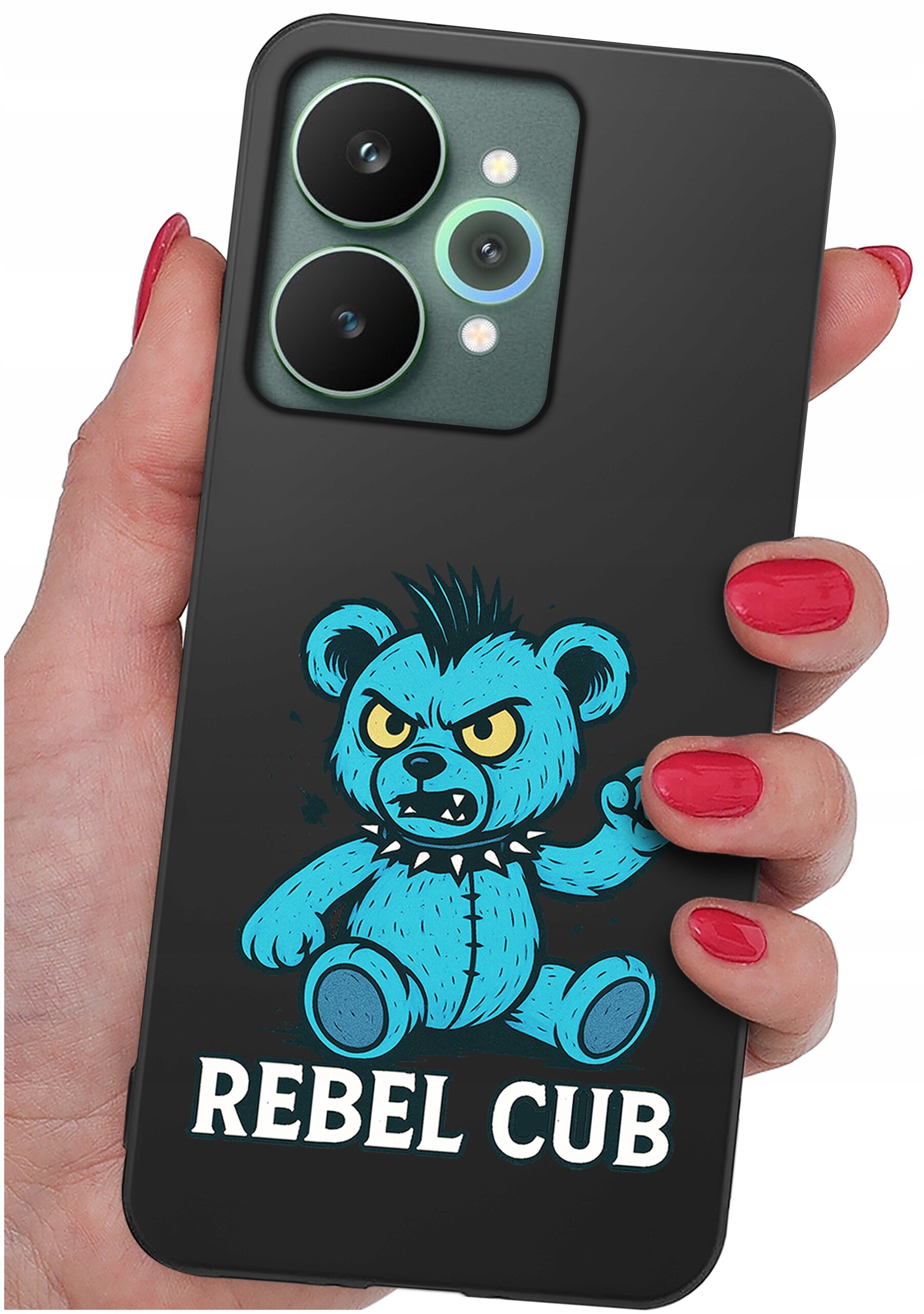 Osoba trzyma czarne etui na telefon z nadrukiem niebieskiego misia o groźnym wyrazie twarzy i napisem \'REBEL CUB\'.