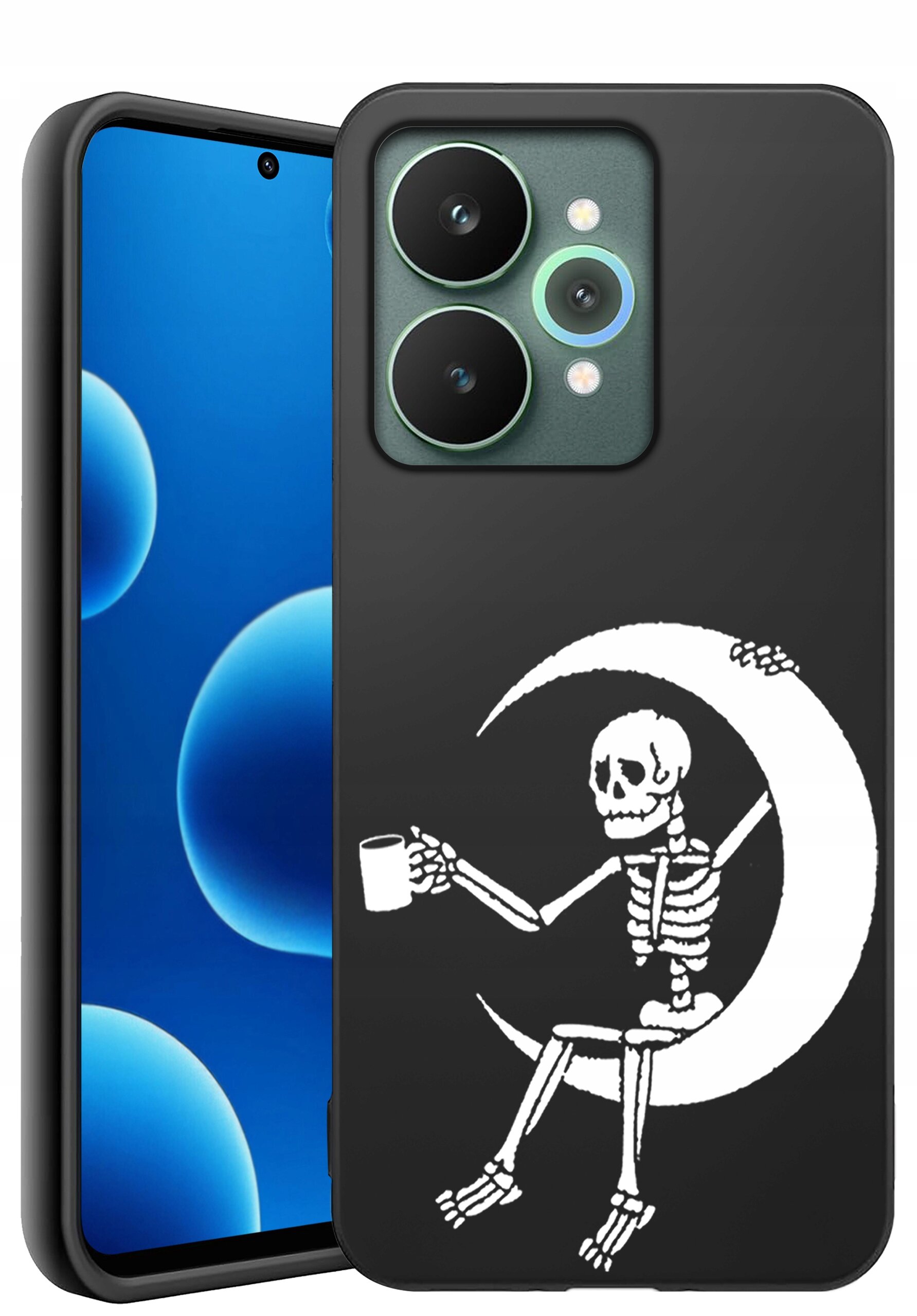 Czarne etui na telefon z nadrukiem białego szkieletu siedzącego na księżycu, trzymającego kubek. Obok widoczny jest telefon z niebieskim ekranem i trzema aparatami z tyłu.