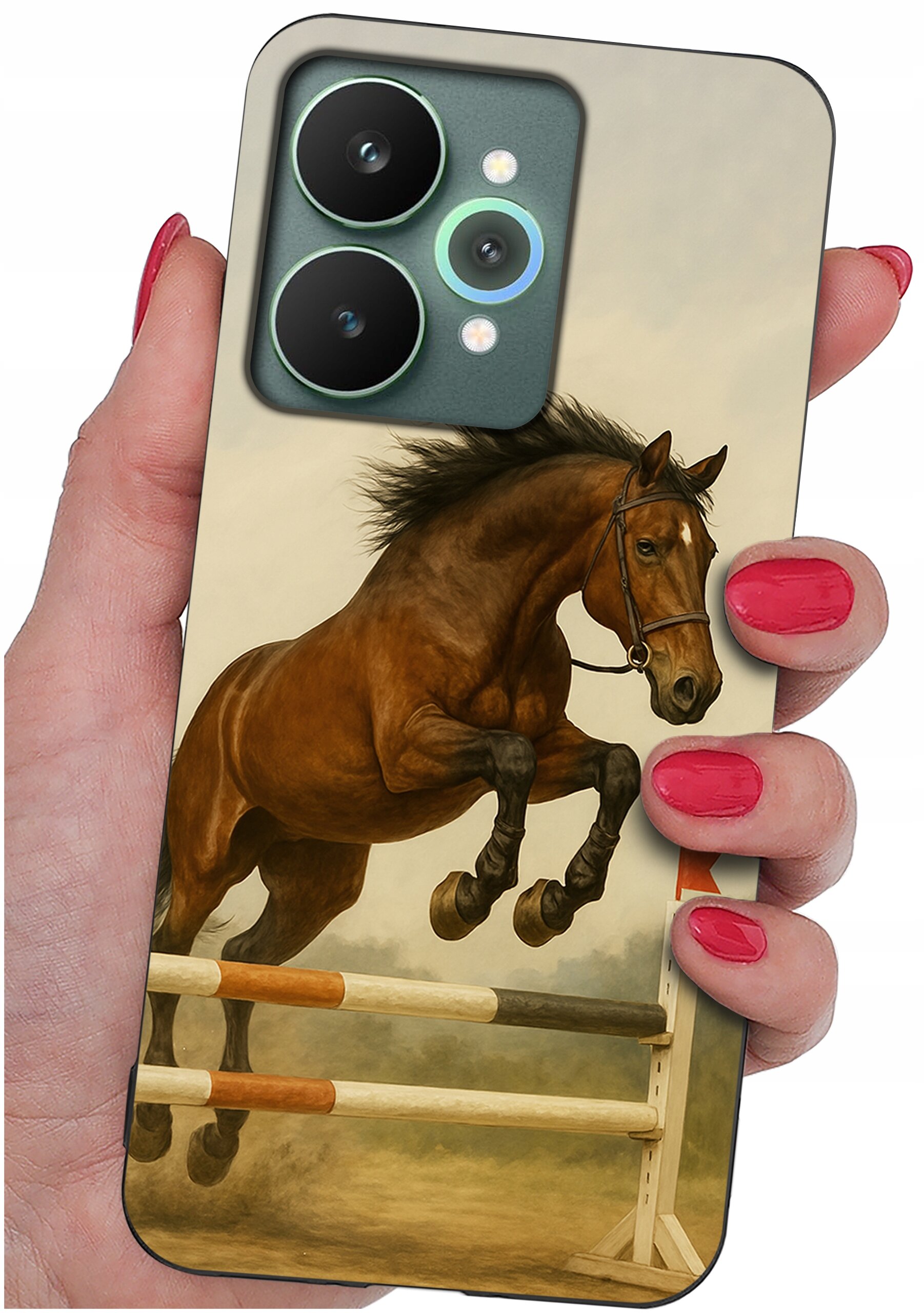 Etui na telefon z nadrukiem konia skaczącego przez przeszkodę, trzymane w dłoni z pomalowanymi na czerwono paznokciami. Aparat telefonu ma trzy obiektywy i jest umieszczony w lewym górnym rogu etui.