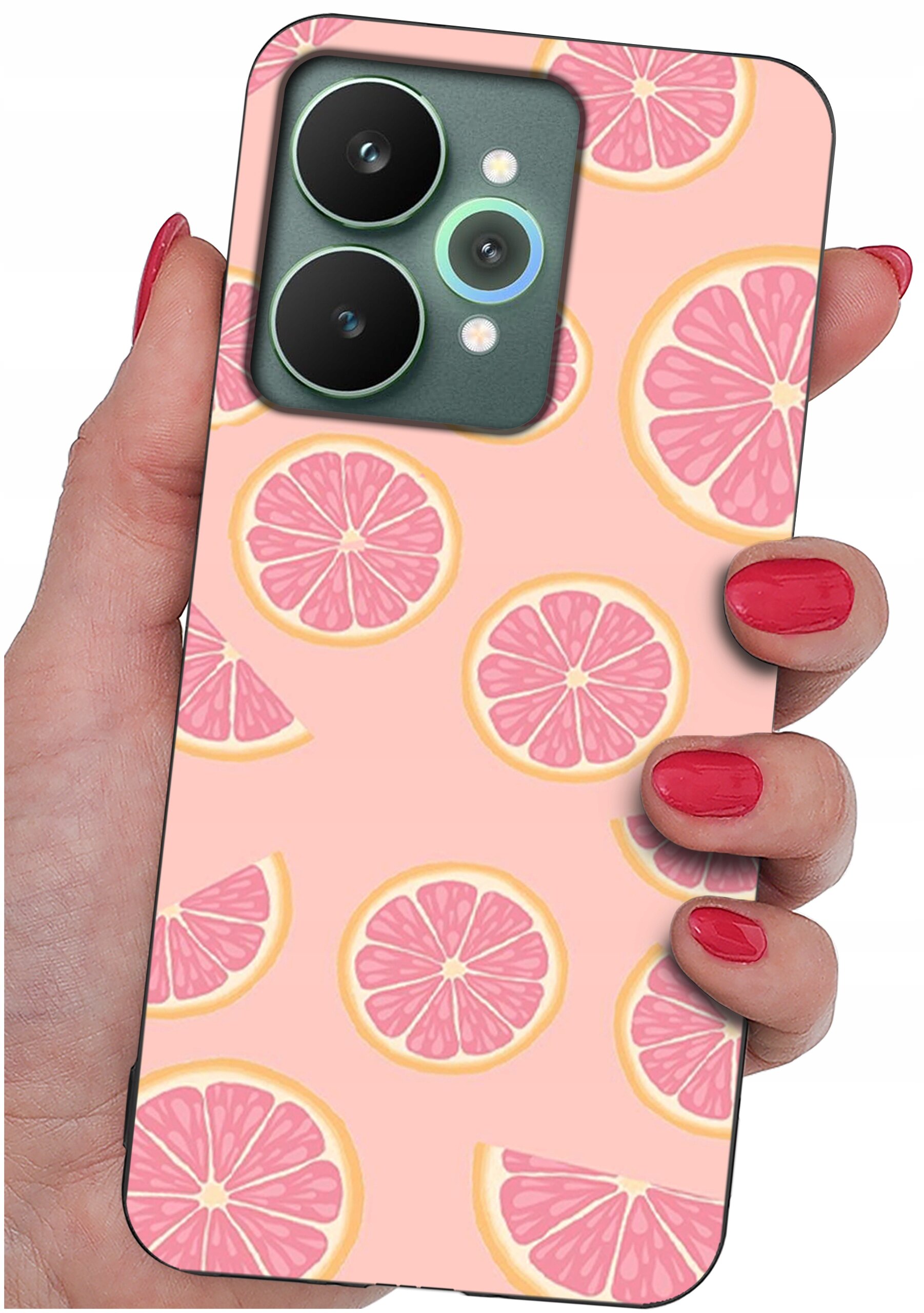Osoba trzyma telefon z etui ozdobionym wzorem różowych plasterków cytrusów na jasnoróżowym tle. Etui ma wycięcia na aparat z trzema obiektywami.