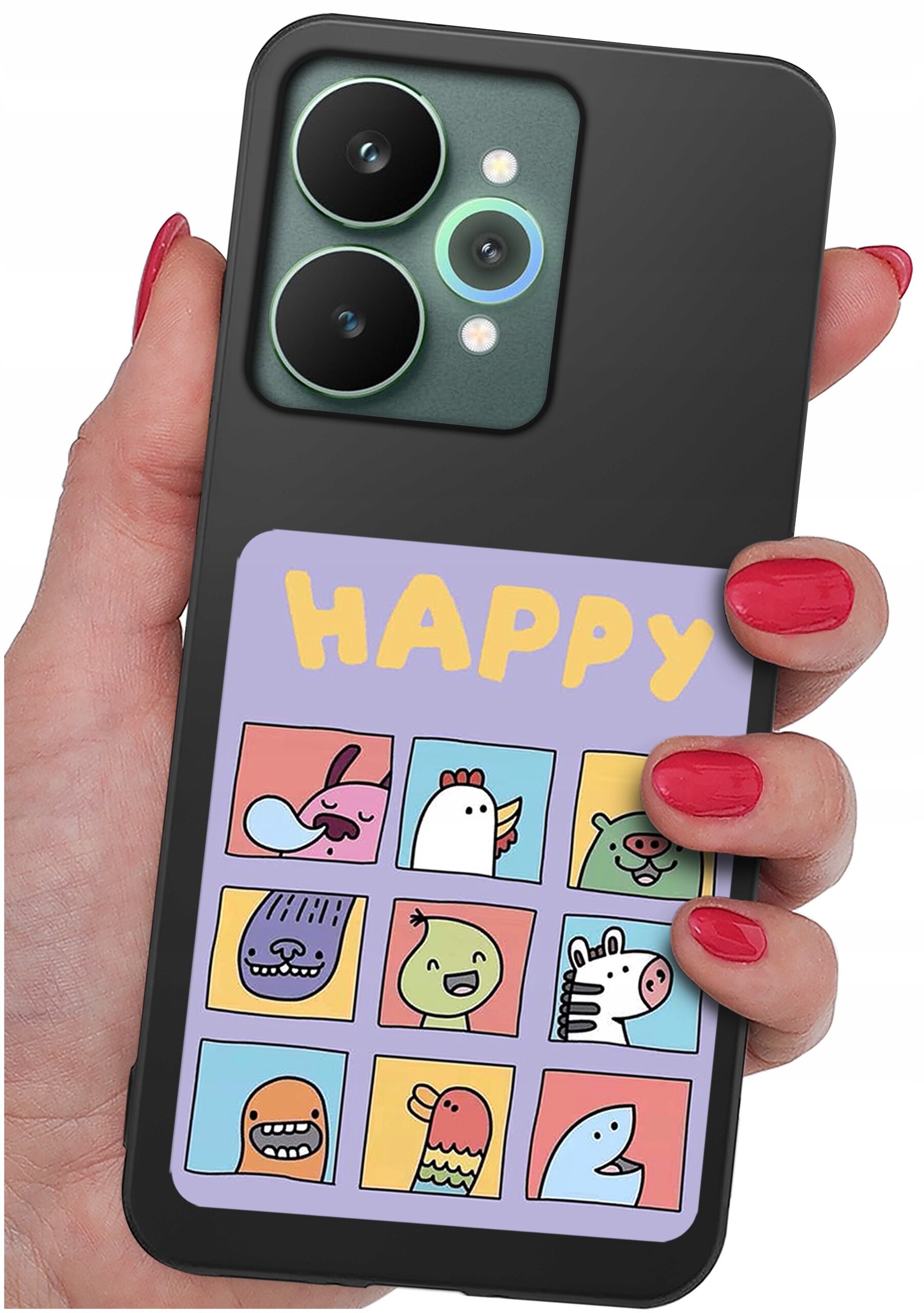 Osoba trzyma czarne etui na telefon z kolorowym wzorem przedstawiającym dziewięć rysunkowych postaci w kwadratach oraz napis \'HAPPY\' na górze. Etui ma wycięcie na dwa duże obiektywy aparatu i mniejsze elementy.
