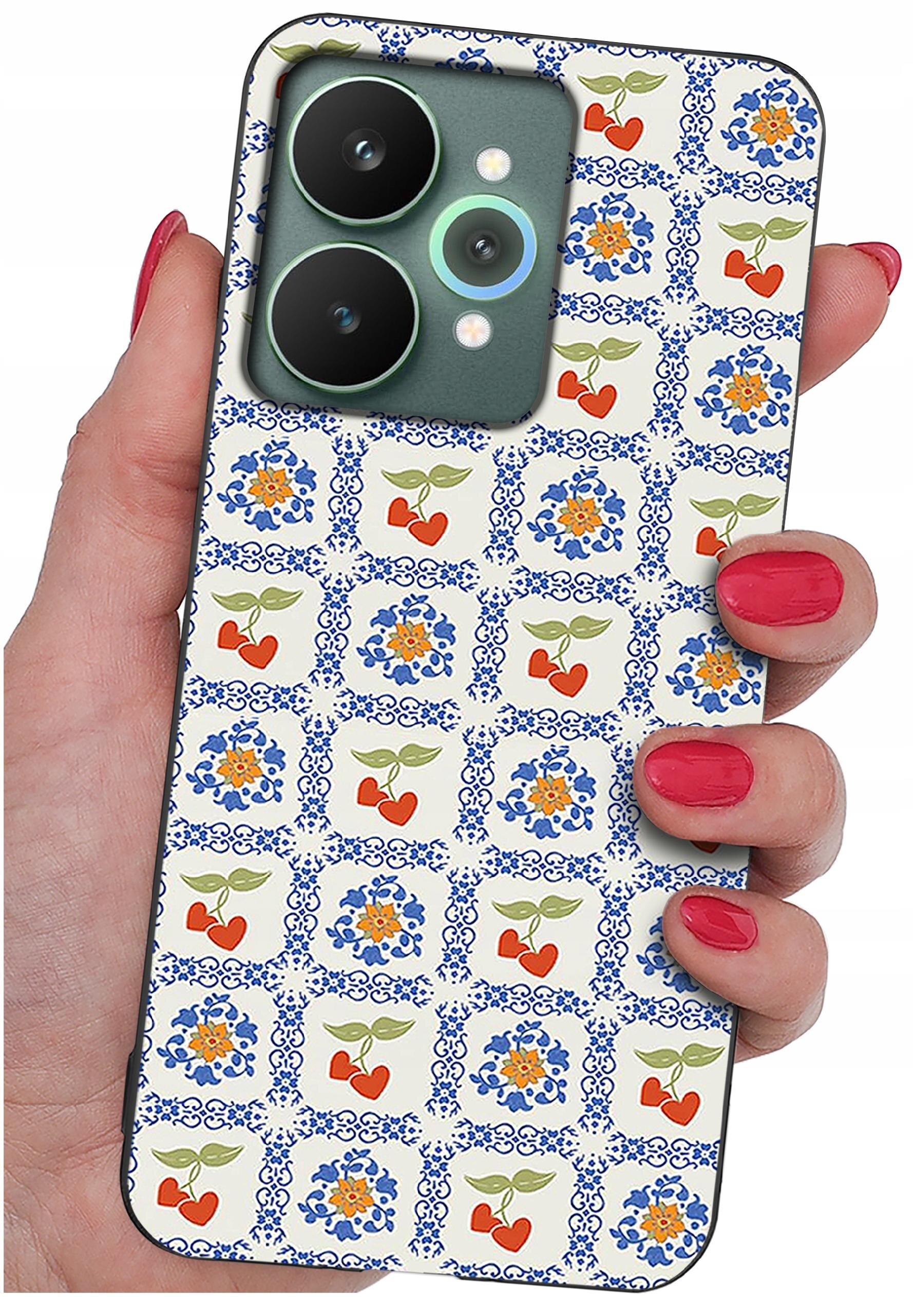 Osoba trzyma telefon z etui ozdobionym wzorem w niebieskie kwiaty i czerwone serca na białym tle. Etui ma wycięcia na trzy obiektywy aparatu.