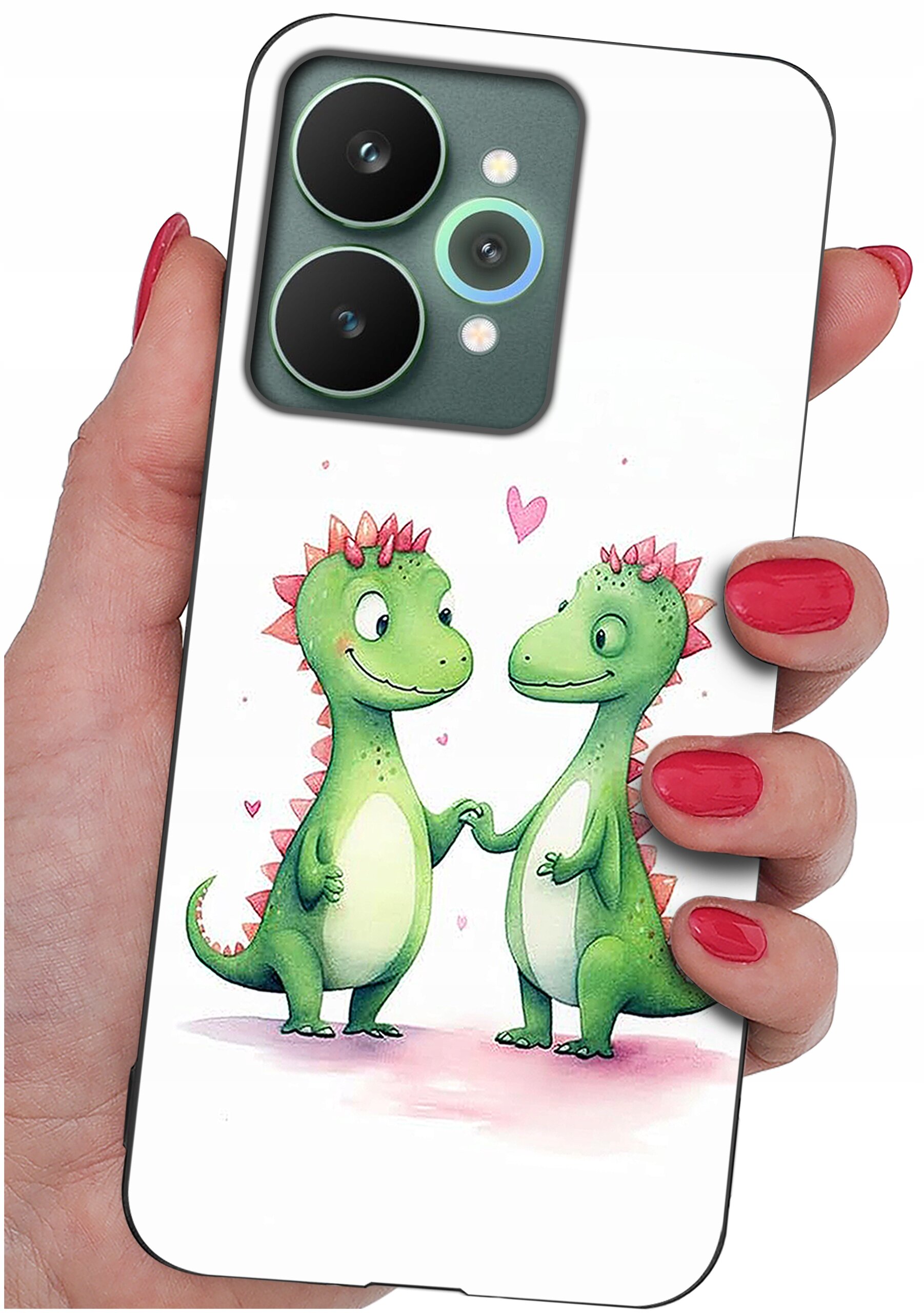 Etui na telefon z nadrukiem dwóch zielonych dinozaurów trzymających się za ręce, otoczonych różowymi serduszkami. Etui jest trzymane w dłoni z pomalowanymi na czerwono paznokciami.