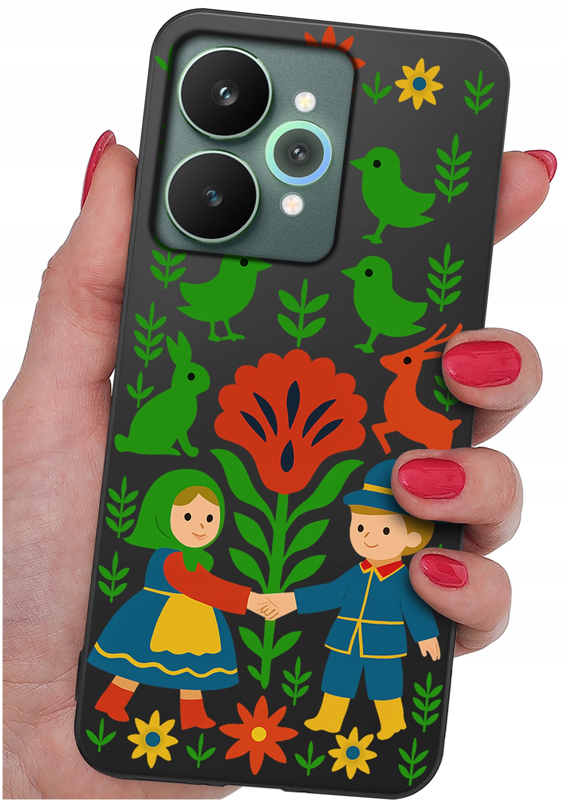 Etui na telefon z kolorowym wzorem przedstawiającym postacie w tradycyjnych strojach, otoczone kwiatami i zwierzętami na ciemnym tle. Etui jest trzymane w dłoni z pomalowanymi na czerwono paznokciami.