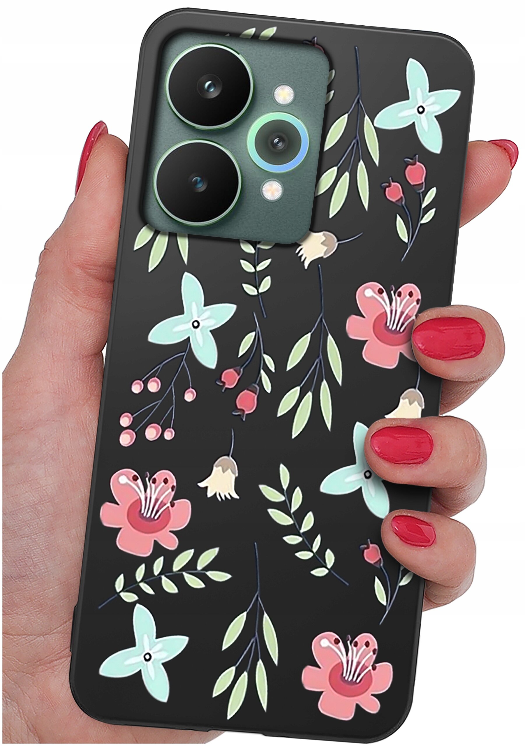 Osoba trzyma telefon w etui z czarnym tłem ozdobionym kolorowymi kwiatowymi wzorami w odcieniach różu, zieleni i błękitu. Aparat telefonu ma trzy obiektywy i jest otoczony zieloną ramką.