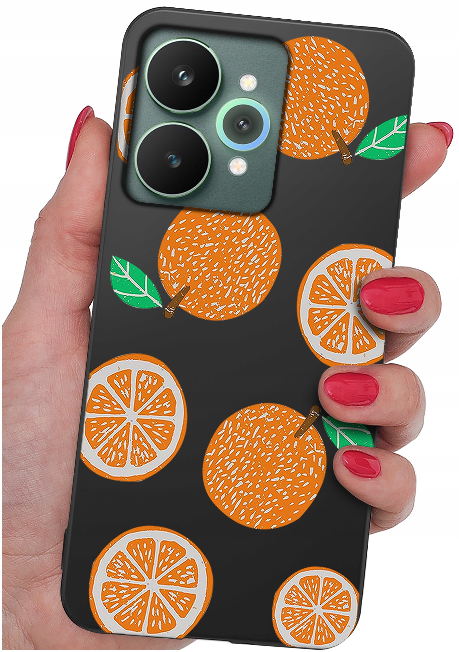 Osoba trzyma telefon w etui z wzorem pomarańczy na czarnym tle. Etui ma wycięcia na aparat i przyciski.