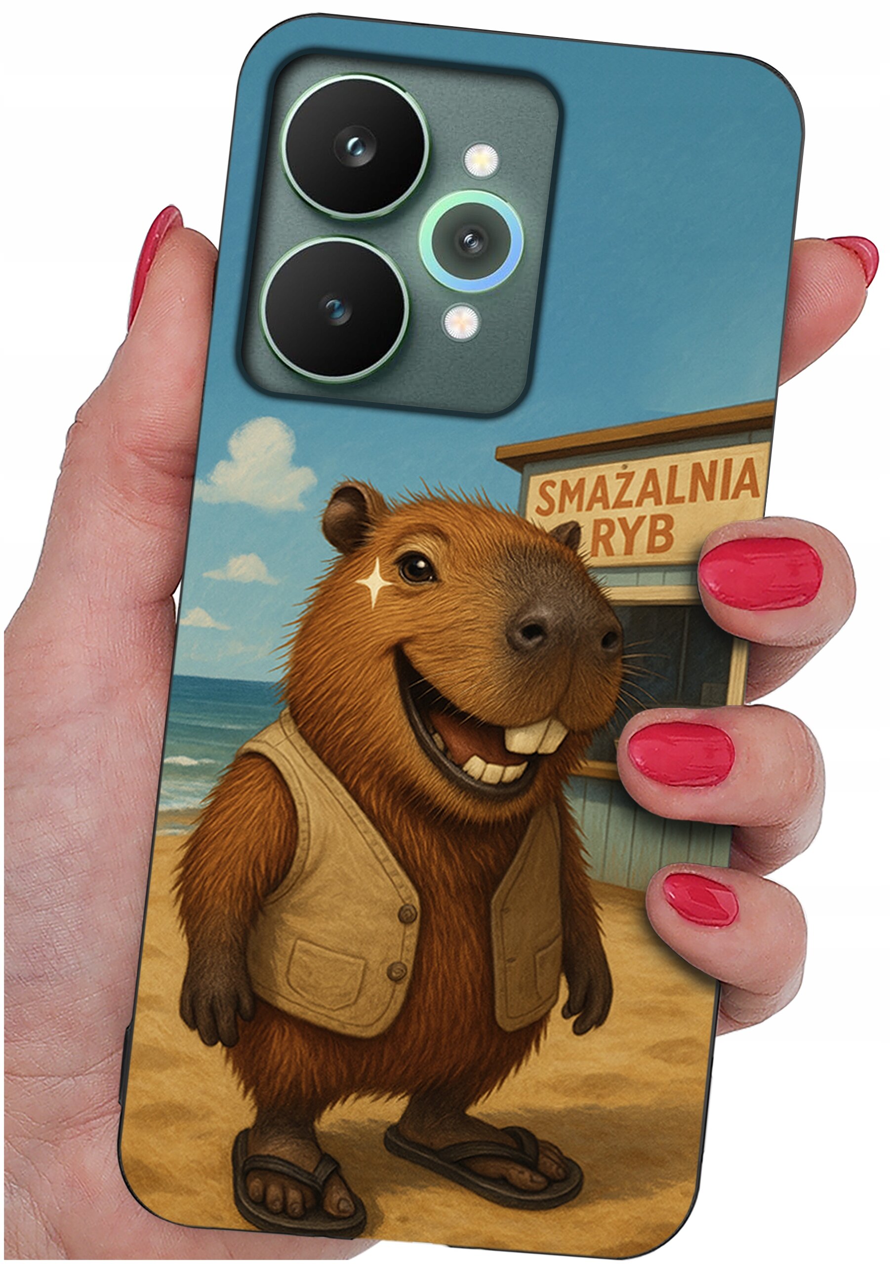 Etui na telefon z grafiką przedstawiającą uśmiechniętą kapibarę w kamizelce i sandałach na tle plaży oraz budynku z napisem \'SMAŻALNIA RYB\'.