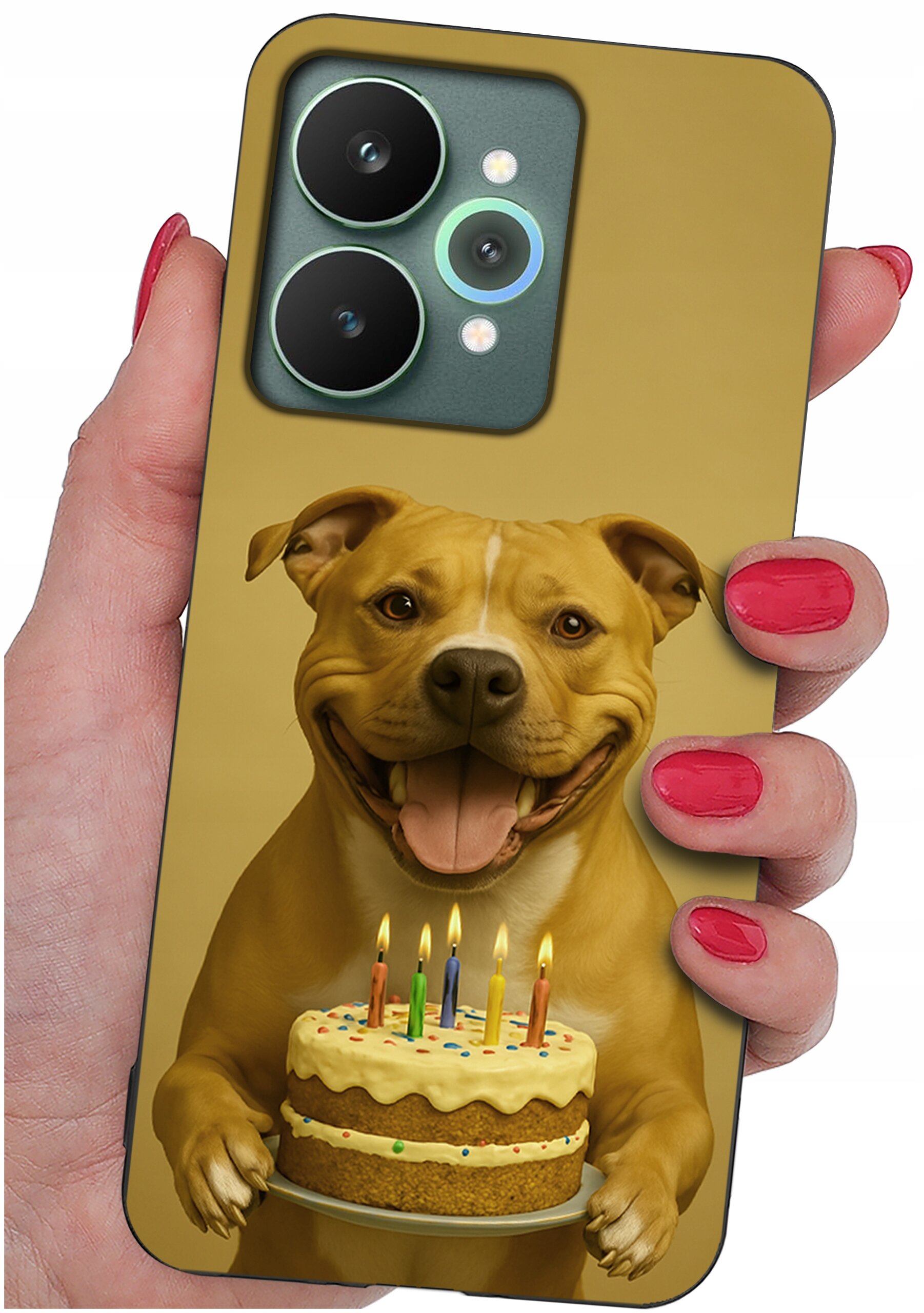 Etui na telefon z nadrukiem psa trzymającego tort urodzinowy z zapalonymi świeczkami. Etui jest trzymane w dłoni z pomalowanymi na czerwono paznokciami.