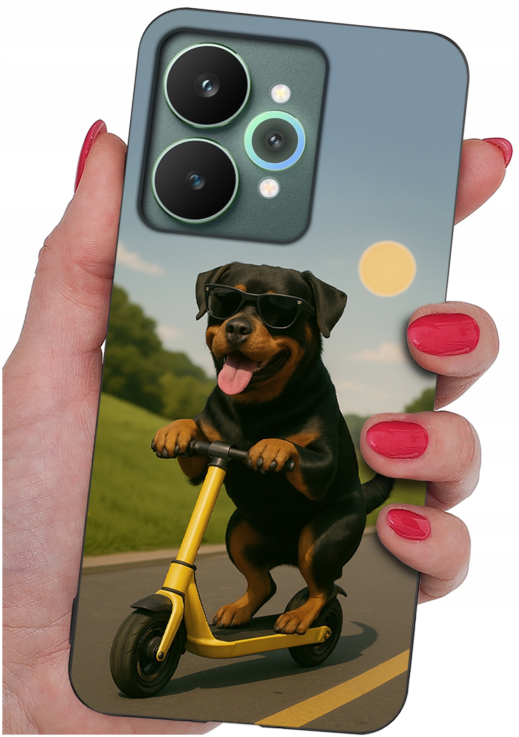 Etui na telefon z nadrukiem psa w okularach przeciwsłonecznych, jadącego na żółtej hulajnodze po drodze. W tle widoczny jest krajobraz z zielonymi drzewami i jasnym niebem.