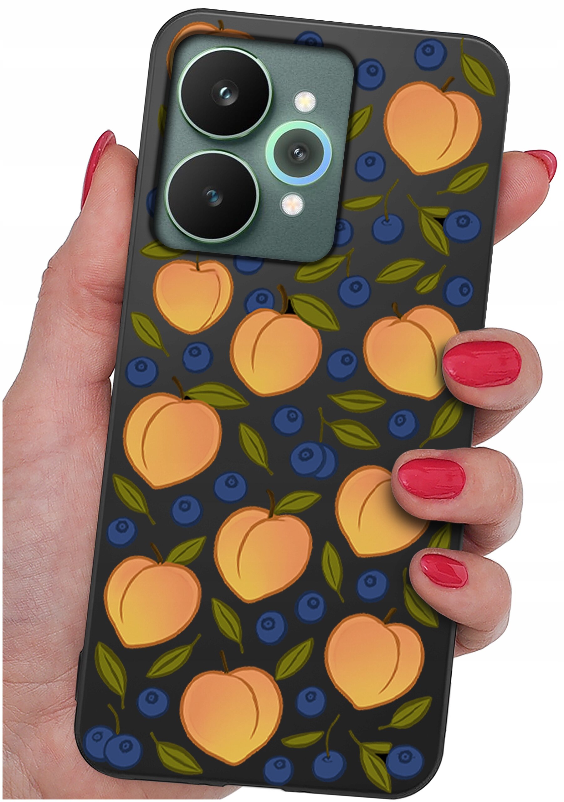 Etui na telefon z wzorem przedstawiającym brzoskwinie i jagody na ciemnym tle, trzymane w dłoni z pomalowanymi na czerwono paznokciami. Aparat telefonu ma dwa duże obiektywy i jeden mniejszy, z lampą błyskową.