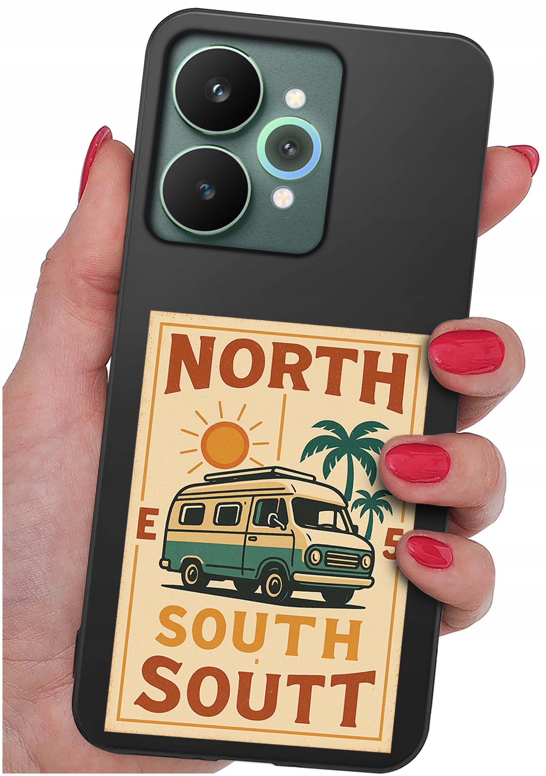Osoba trzyma telefon z czarnym etui, na którym znajduje się grafika z napisem \'NORTH SOUTH SOUTT\', słońcem, palmą i samochodem. Etui ma wycięcia na dwa duże obiektywy aparatu i dwa mniejsze elementy.