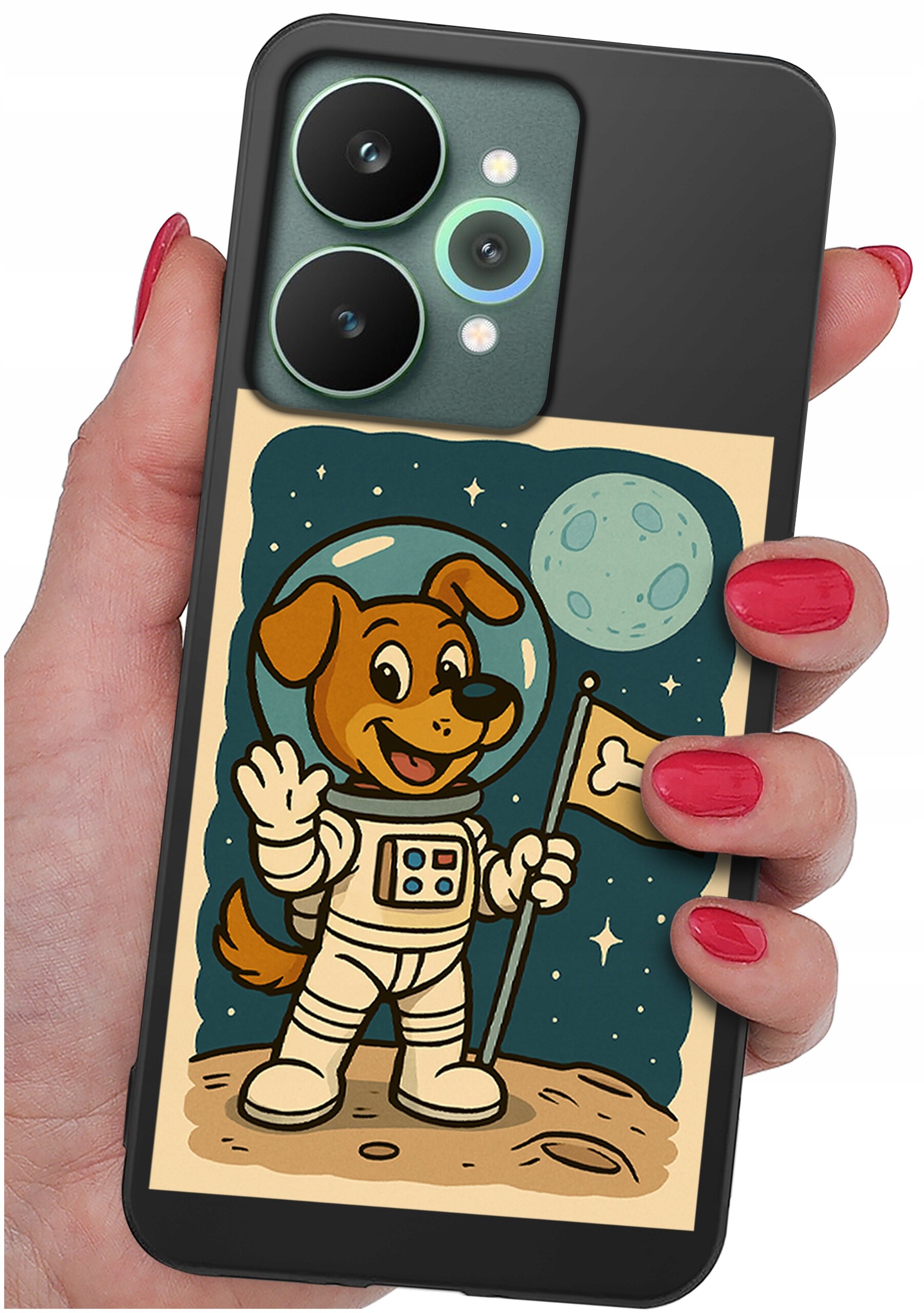 Etui na telefon z grafiką przedstawiającą psa w skafandrze kosmicznym, trzymającego flagę z kością na tle księżyca i gwiazd. Etui jest trzymane w dłoni z pomalowanymi na czerwono paznokciami.