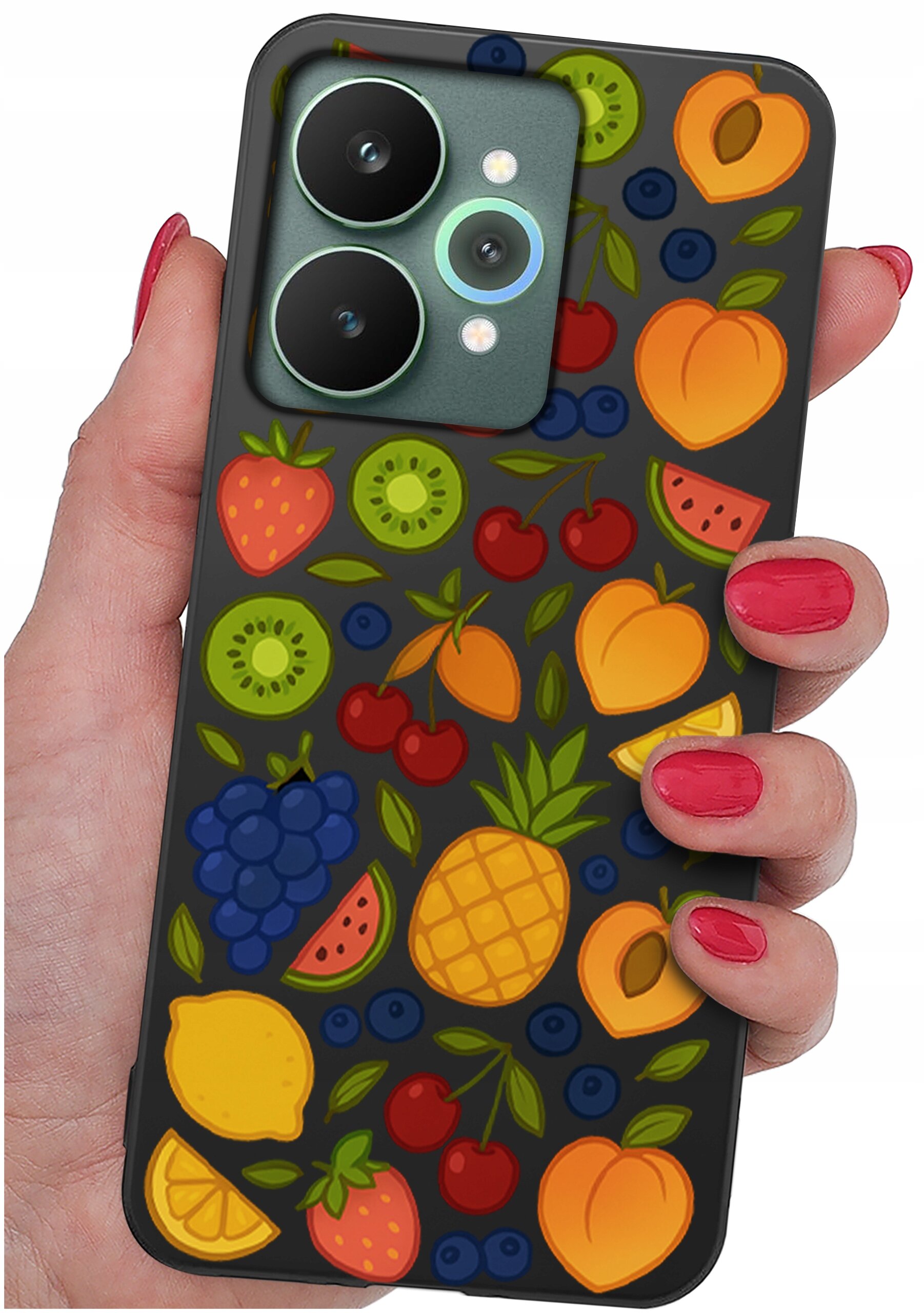 Etui na telefon z kolorowym wzorem owoców, takich jak ananas, kiwi, truskawki i winogrona, trzymane w dłoni z pomalowanymi na czerwono paznokciami.