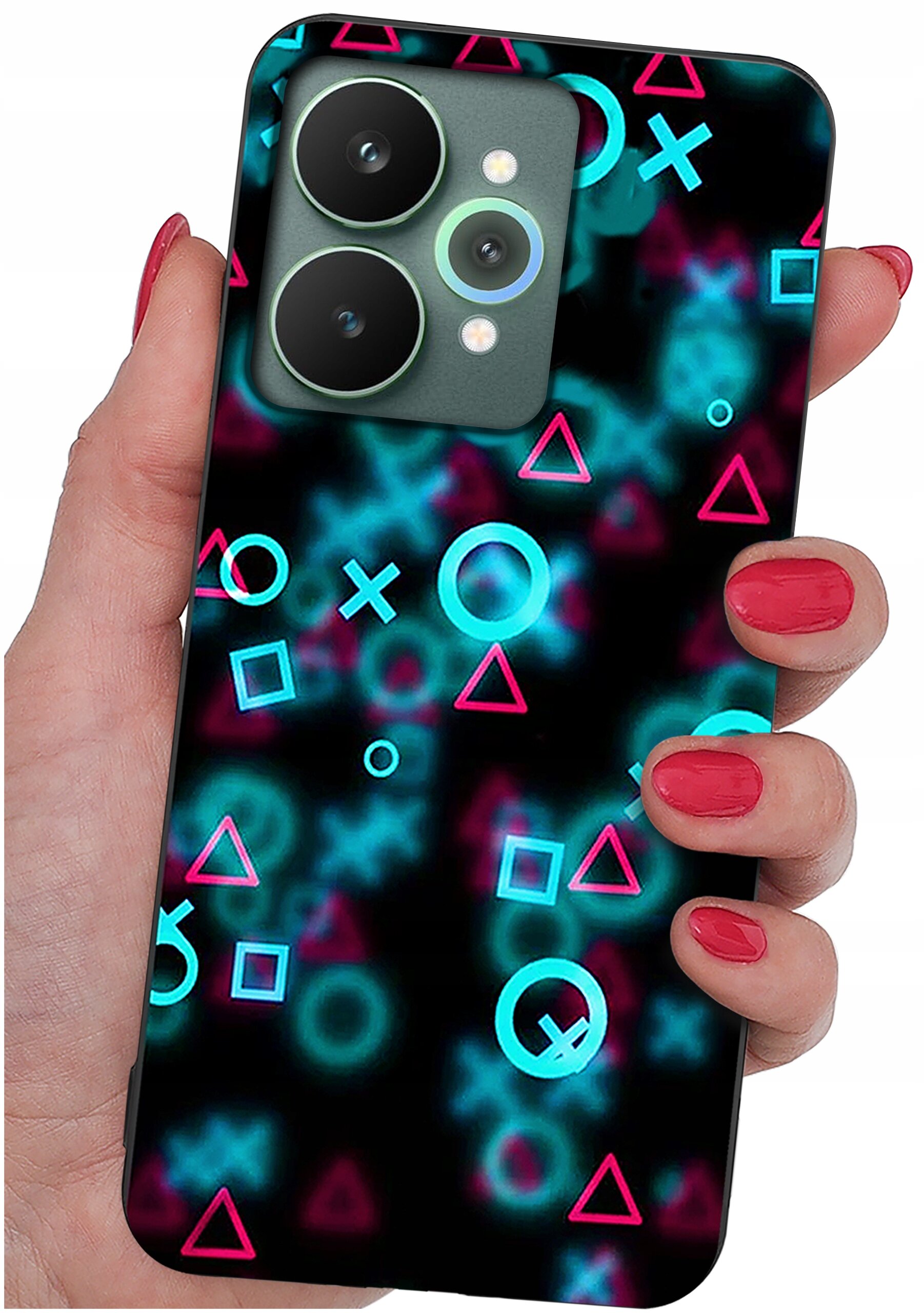 Etui na telefon z kolorowymi wzorami geometrycznymi w kształcie kół, krzyżyków, kwadratów i trójkątów na czarnym tle. Etui jest trzymane w dłoni z pomalowanymi na czerwono paznokciami.