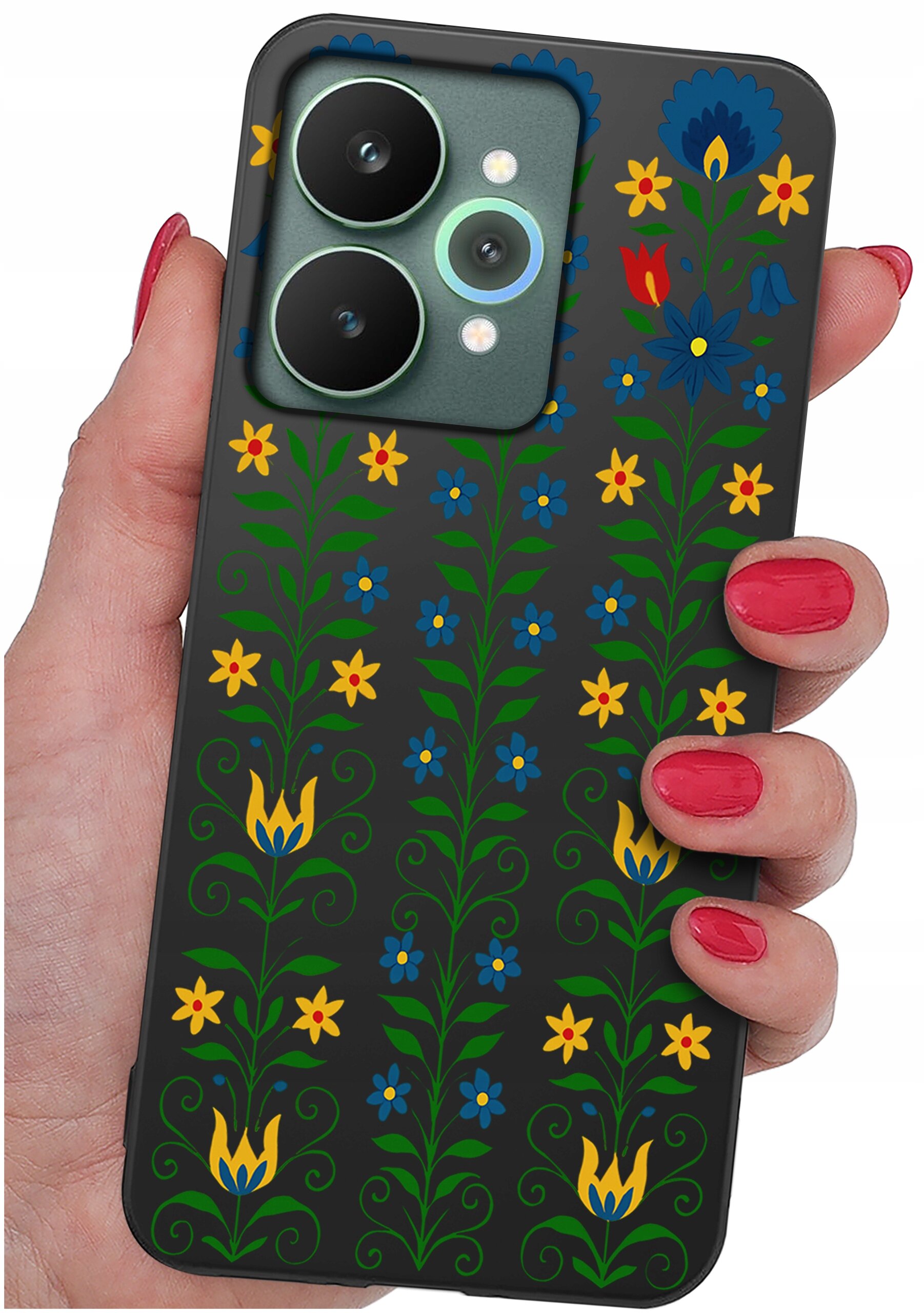 Etui na telefon z kolorowym, kwiatowym wzorem w odcieniach zieleni, żółci i niebieskiego, trzymane w dłoni z pomalowanymi na czerwono paznokciami.