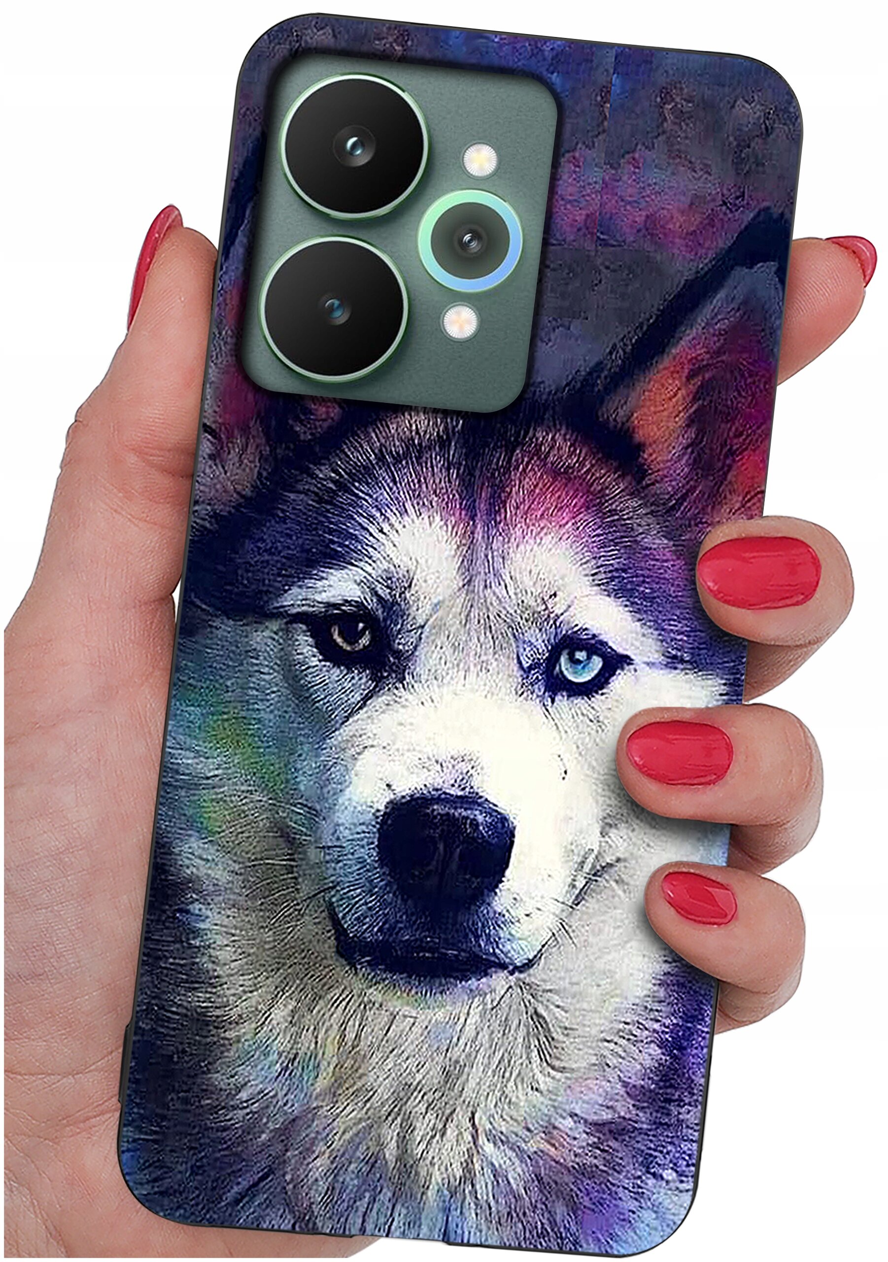 Etui na telefon z kolorowym nadrukiem psa o różnobarwnym futrze i różnokolorowych oczach, trzymane w dłoni z pomalowanymi na czerwono paznokciami.